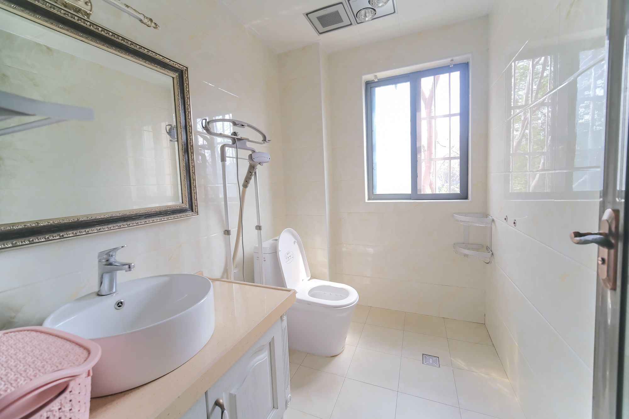 山水湾 4室2厅2卫 109.8万 山水湾 4室2厅2卫 109.8万卫生间