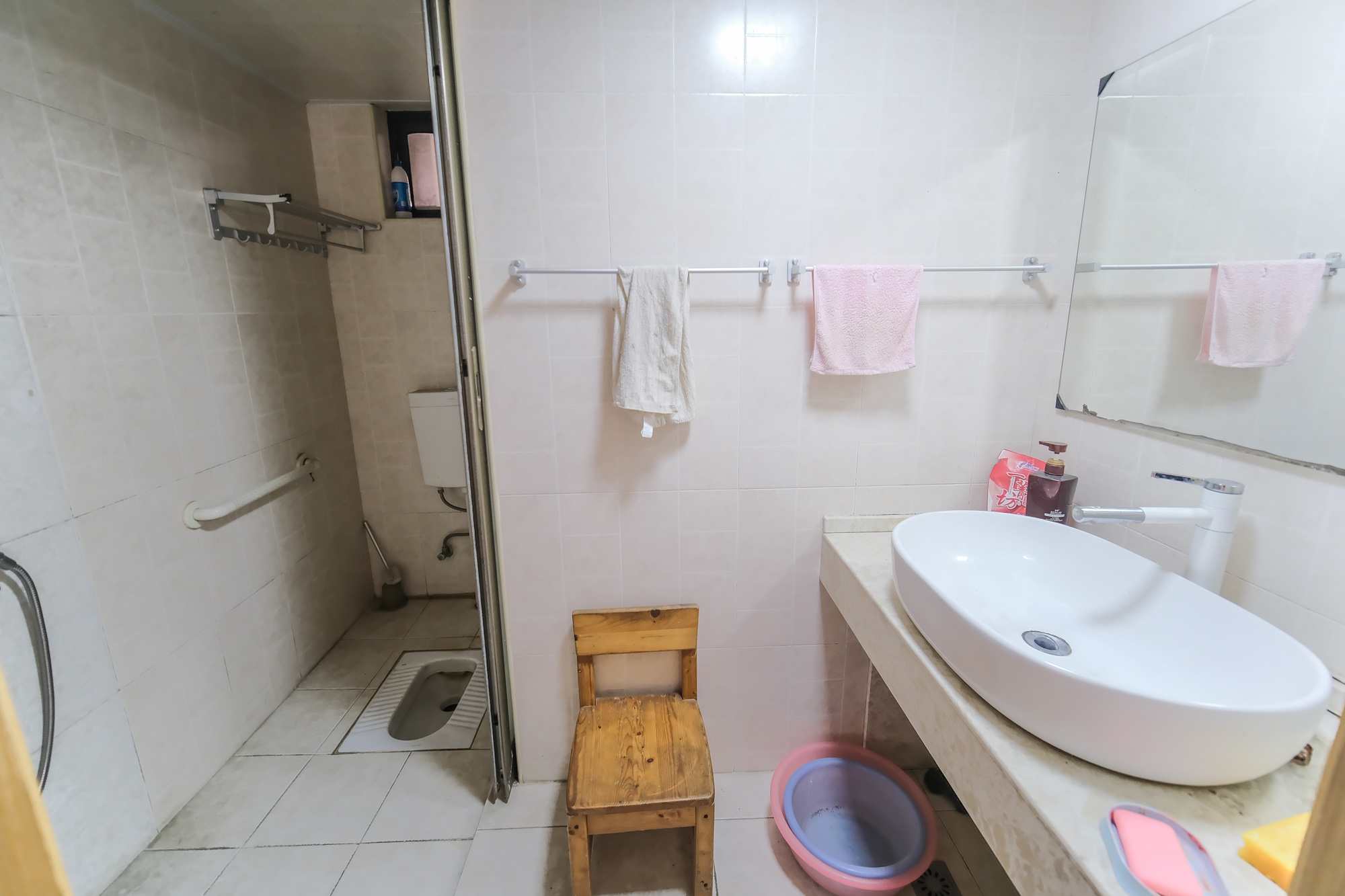 三一街区  3室2厅2卫   65.00万卫生间