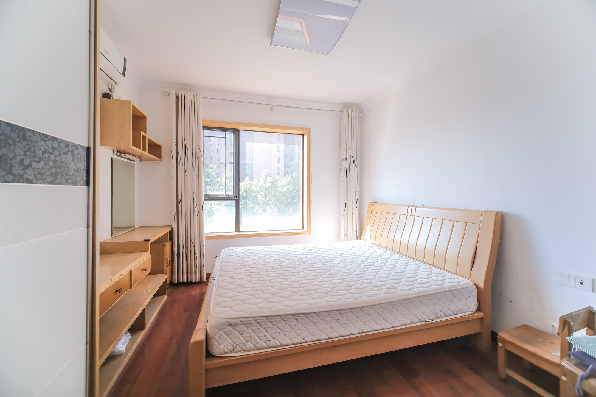 三一街区  3室2厅2卫   65.00万卧室