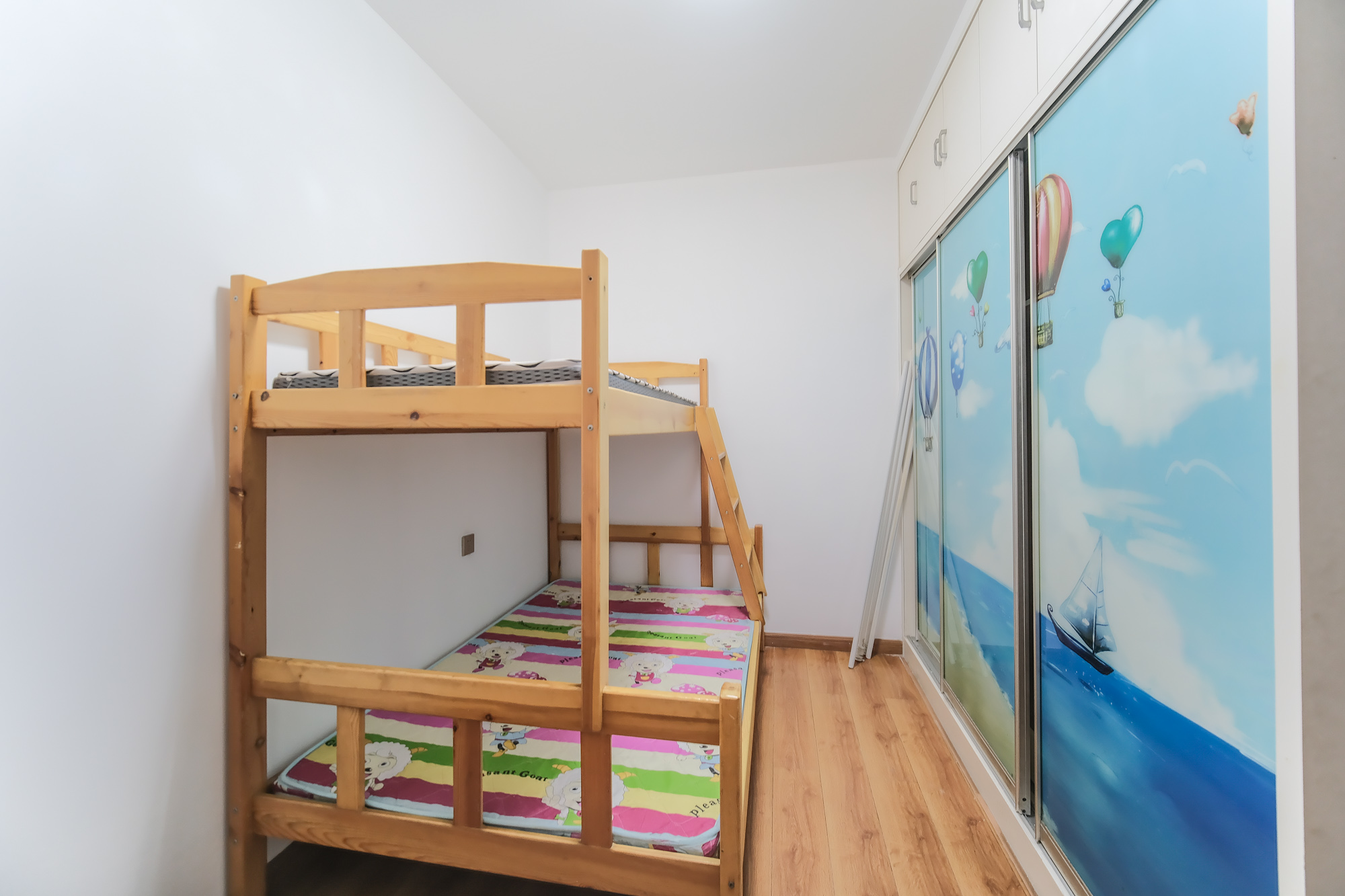 三一街区  3室2厅1卫   56.80万卧室