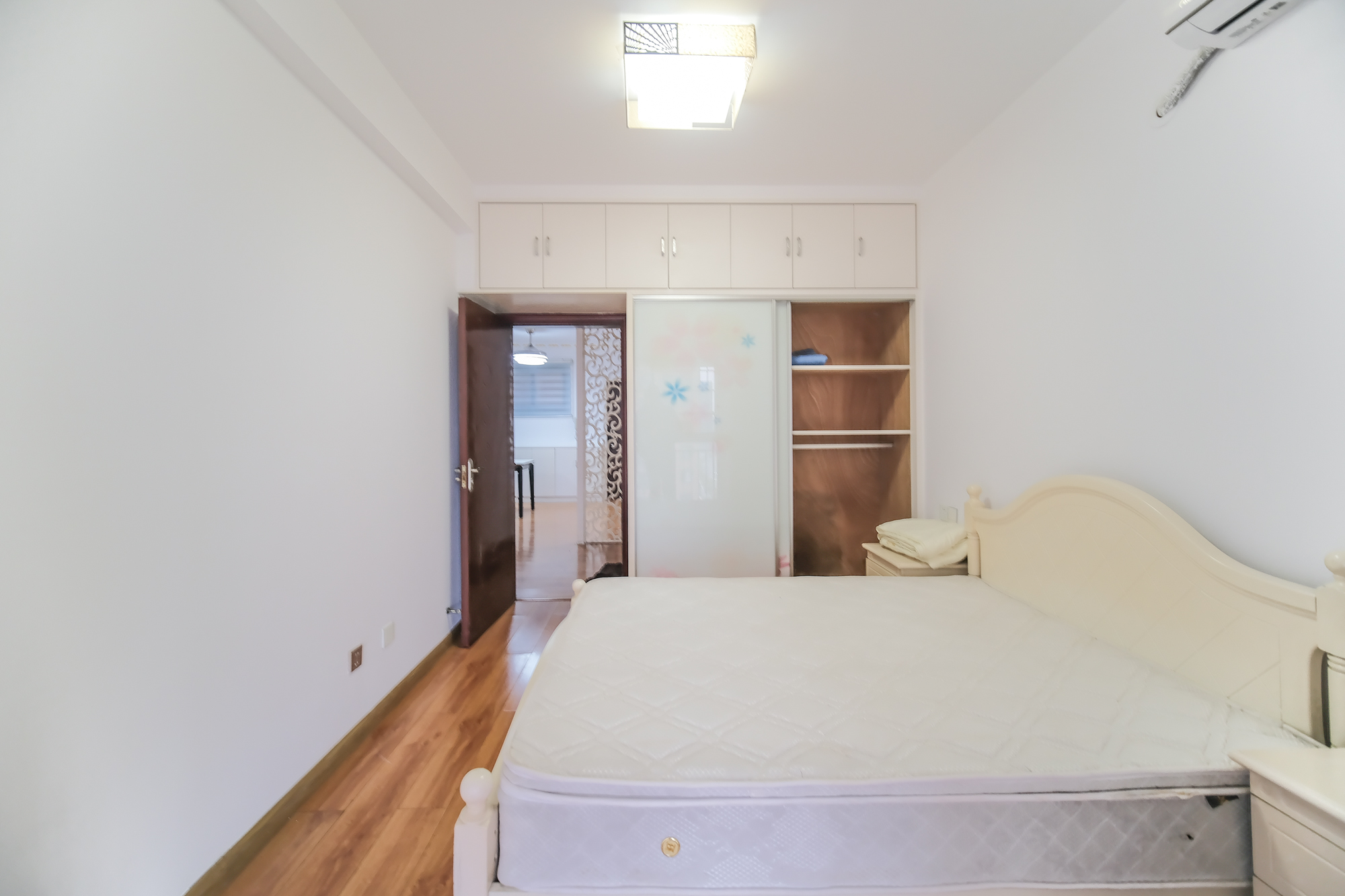 三一街区  3室2厅1卫   56.80万卧室