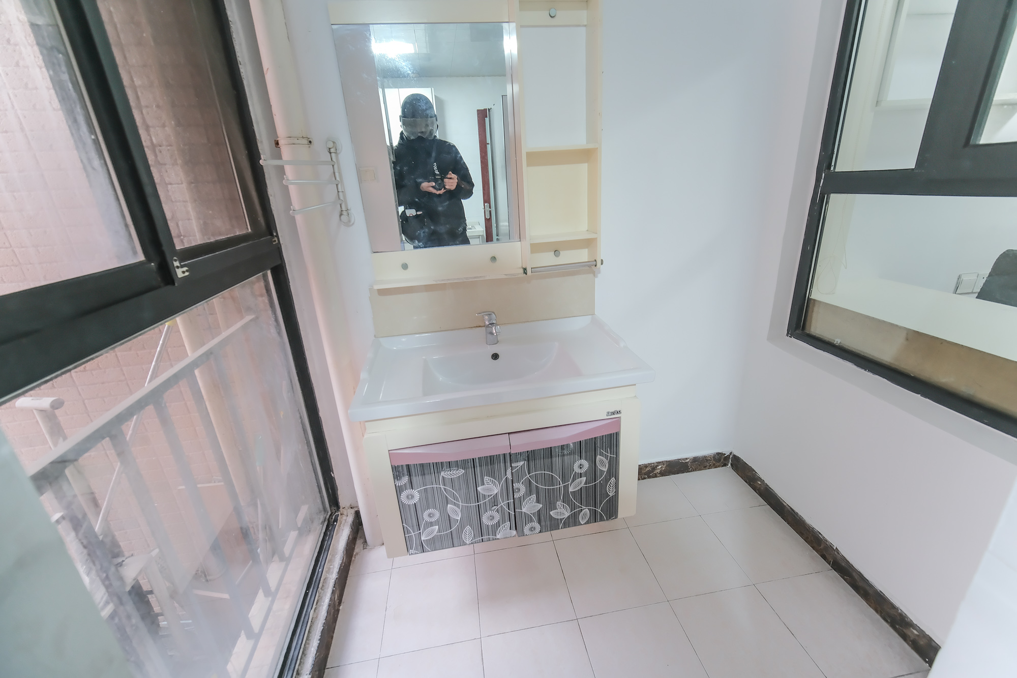 三一街区  3室2厅1卫   56.80万阳台