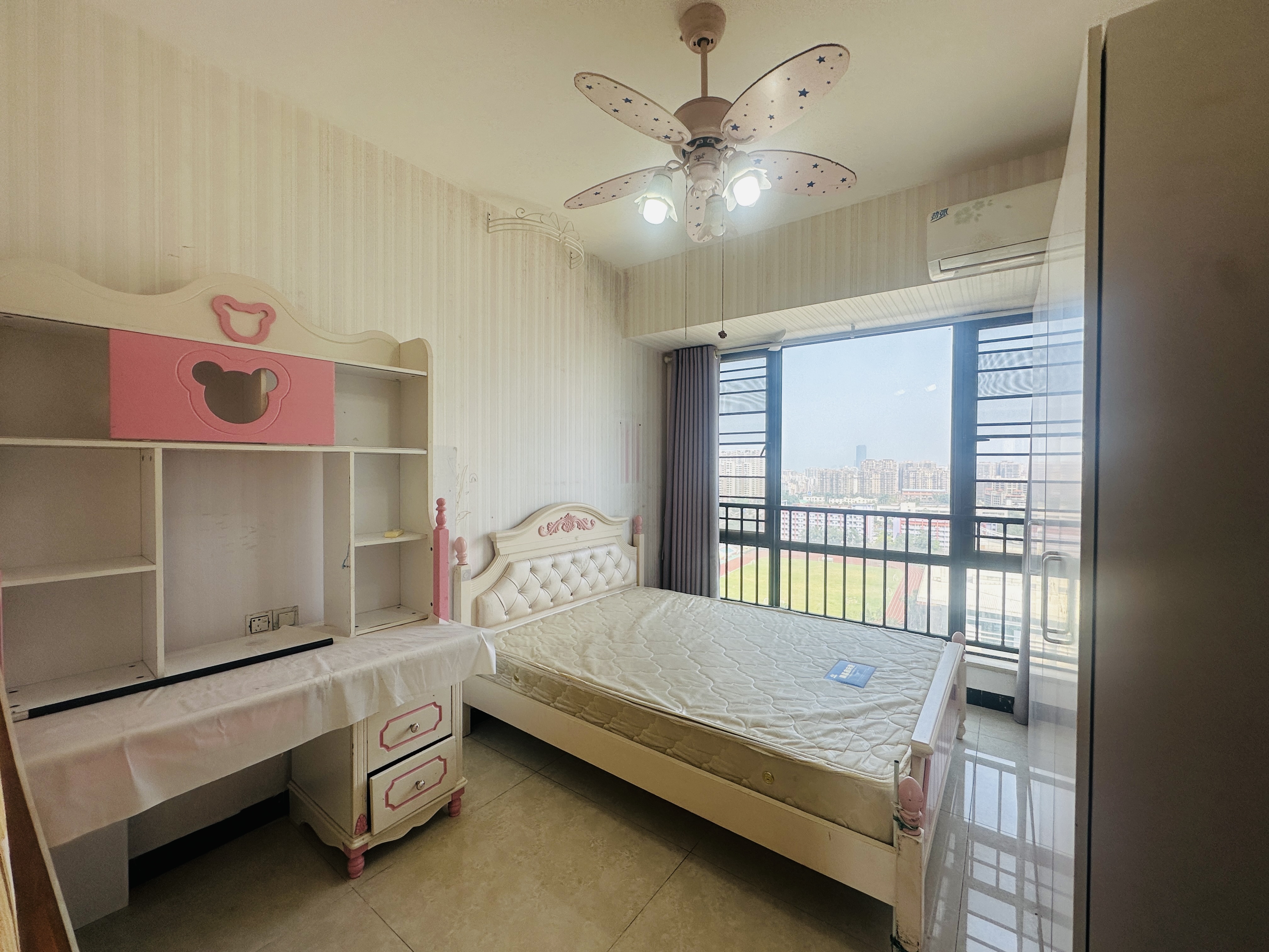 锦地翰城二期 3室2厅2卫 148.0万 锦地翰城二期 3室2厅2卫 148.0万卧室