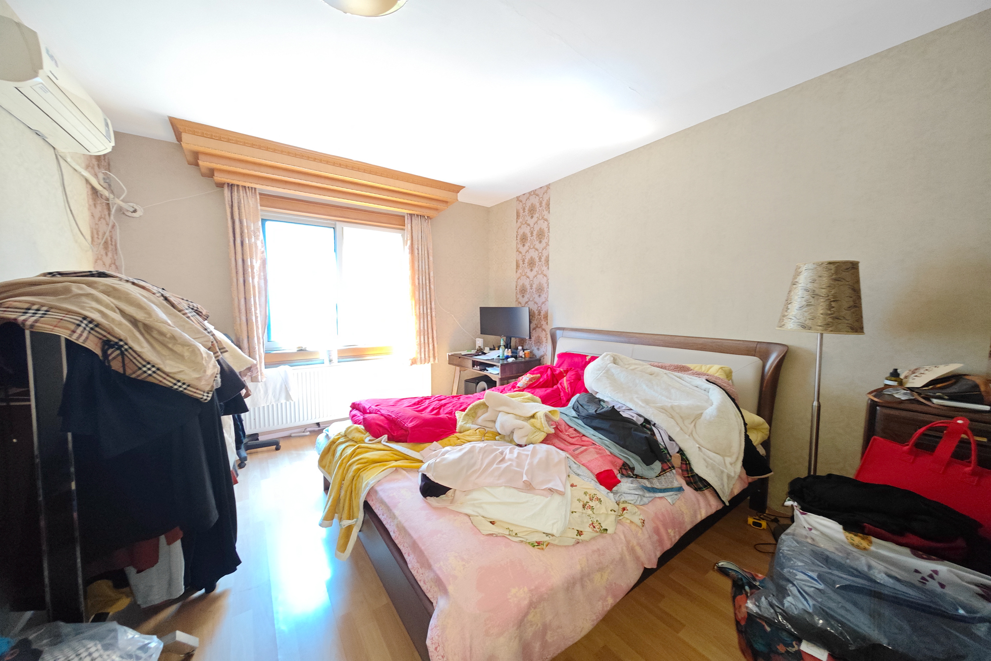 泰时花园  4室2厅2卫   115.00万卧室