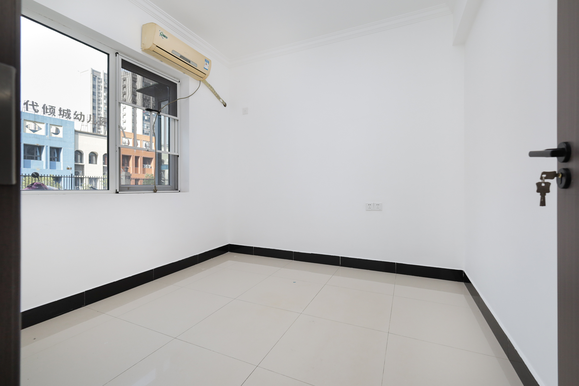 山与墅 4室2厅2卫 78.8万 山与墅 4室2厅2卫 78.8万卧室