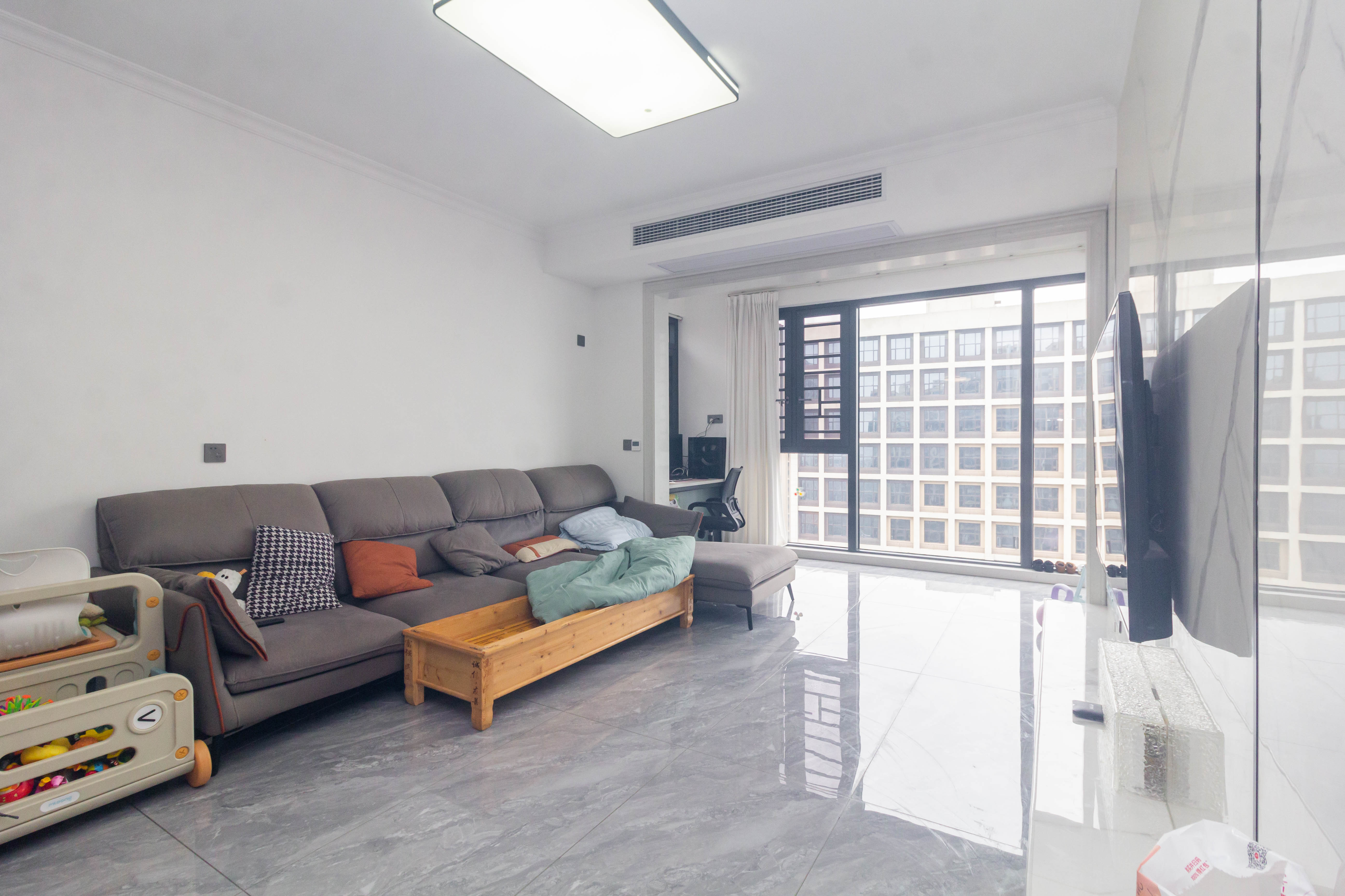 日盛湖湘花苑  3室2厅2卫    85.0万 日盛湖湘花苑  3室2厅2卫    85.0万客厅