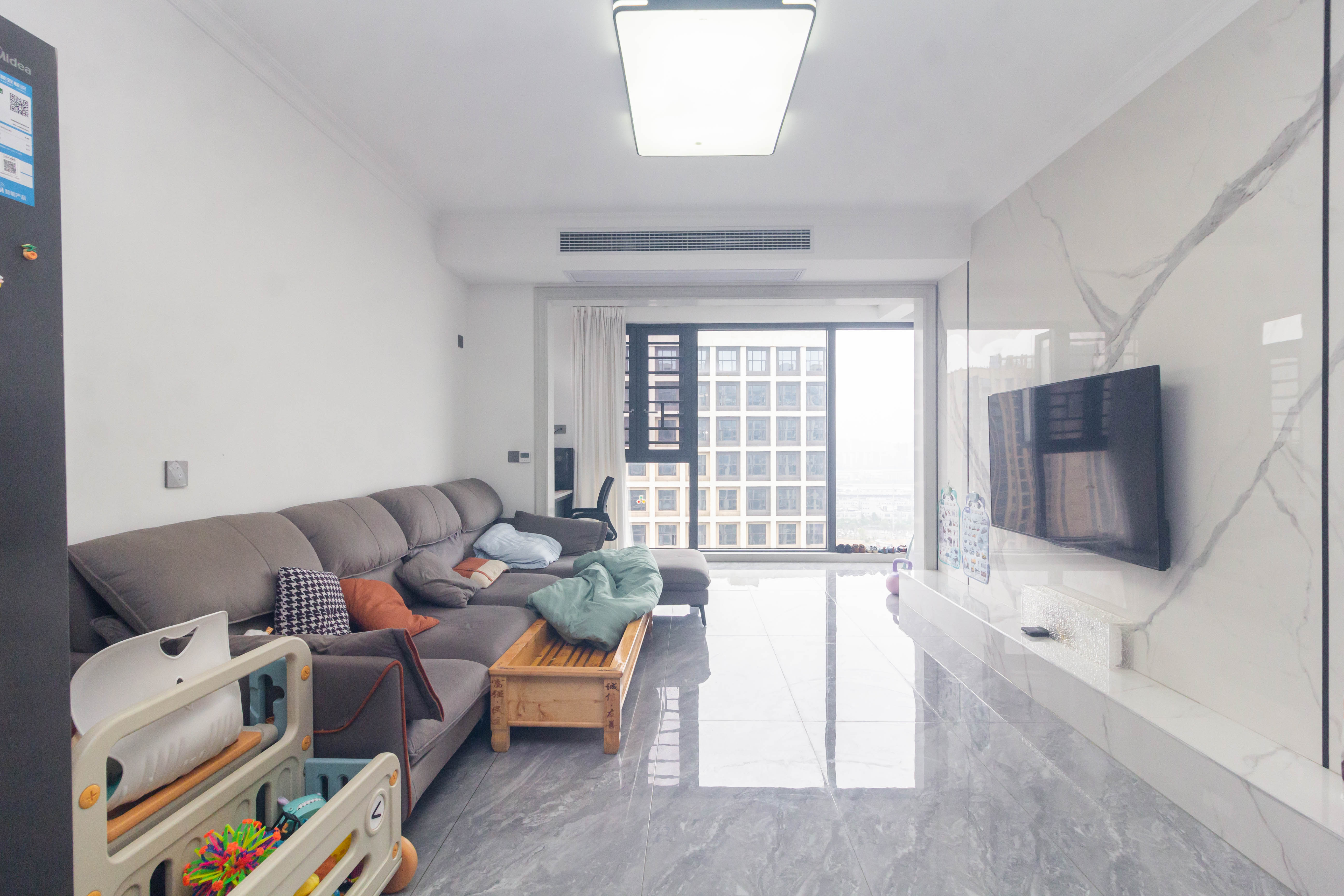 日盛湖湘花苑  3室2厅2卫    85.0万 日盛湖湘花苑  3室2厅2卫    85.0万客厅