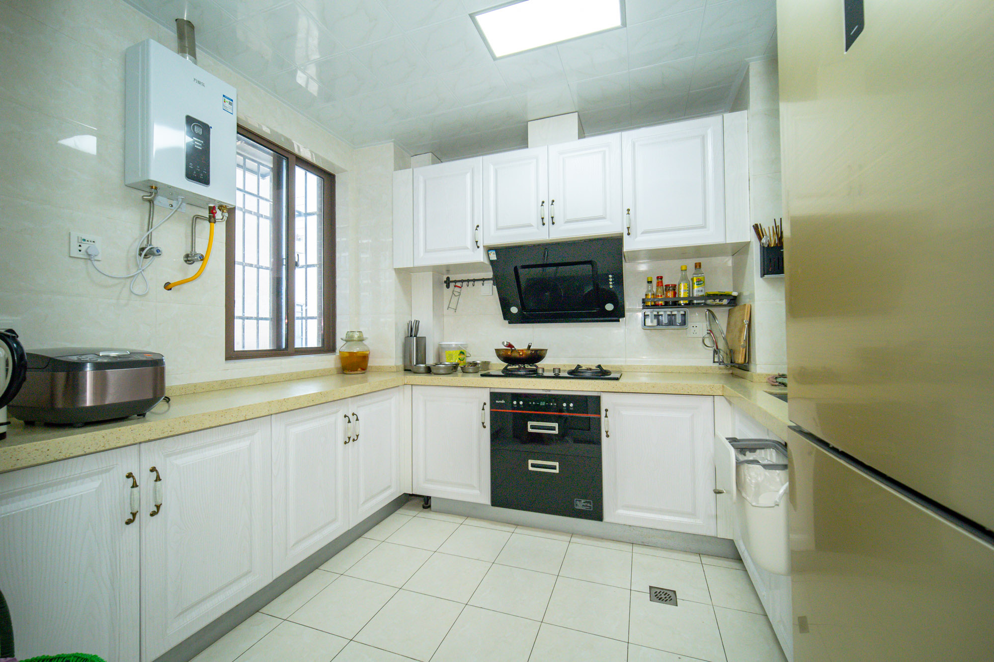 新长海广场  3室2厅2卫    78.0万 新长海广场  3室2厅2卫    78.0万厨房