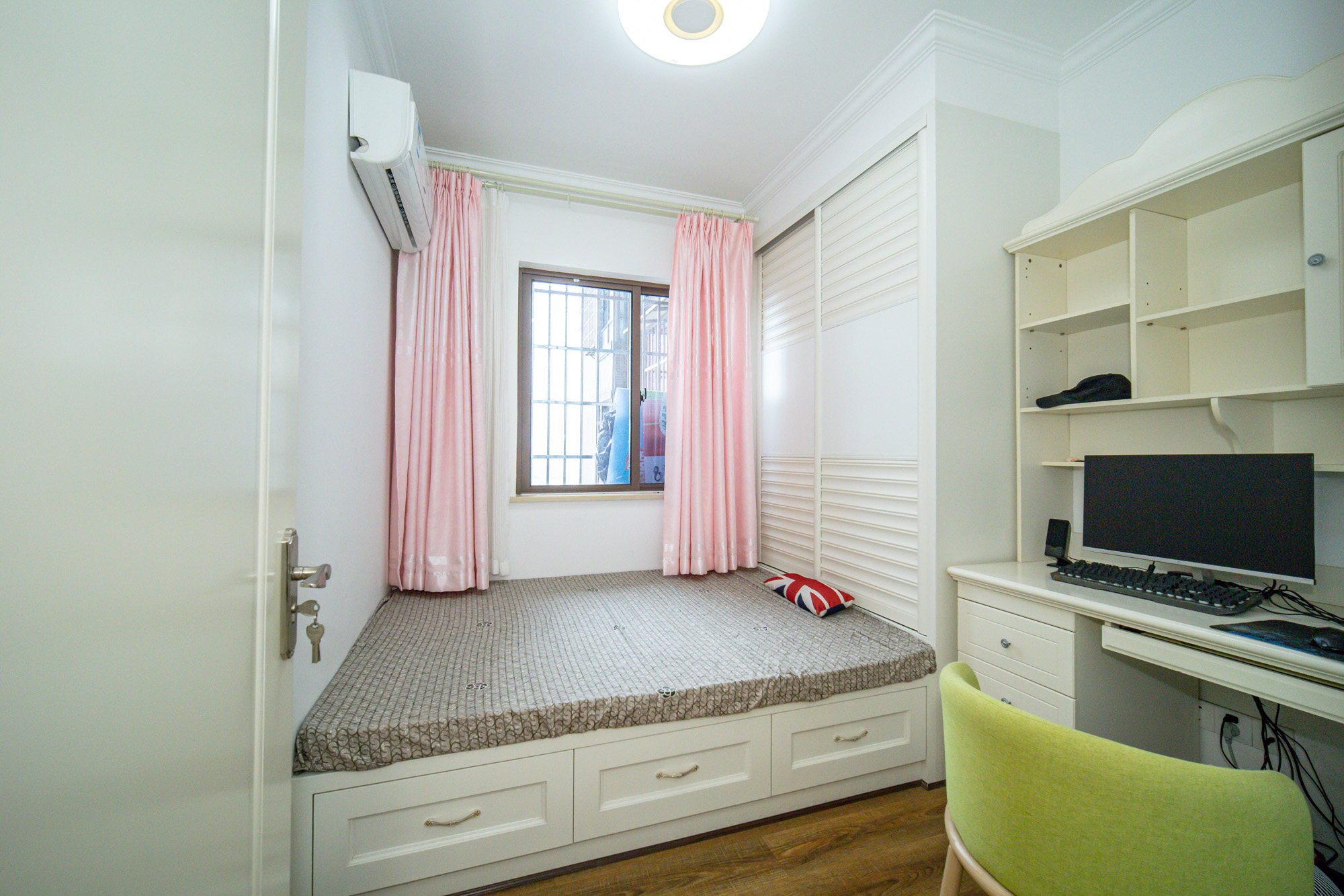 新长海广场  3室2厅2卫    78.0万 新长海广场  3室2厅2卫    78.0万卧室