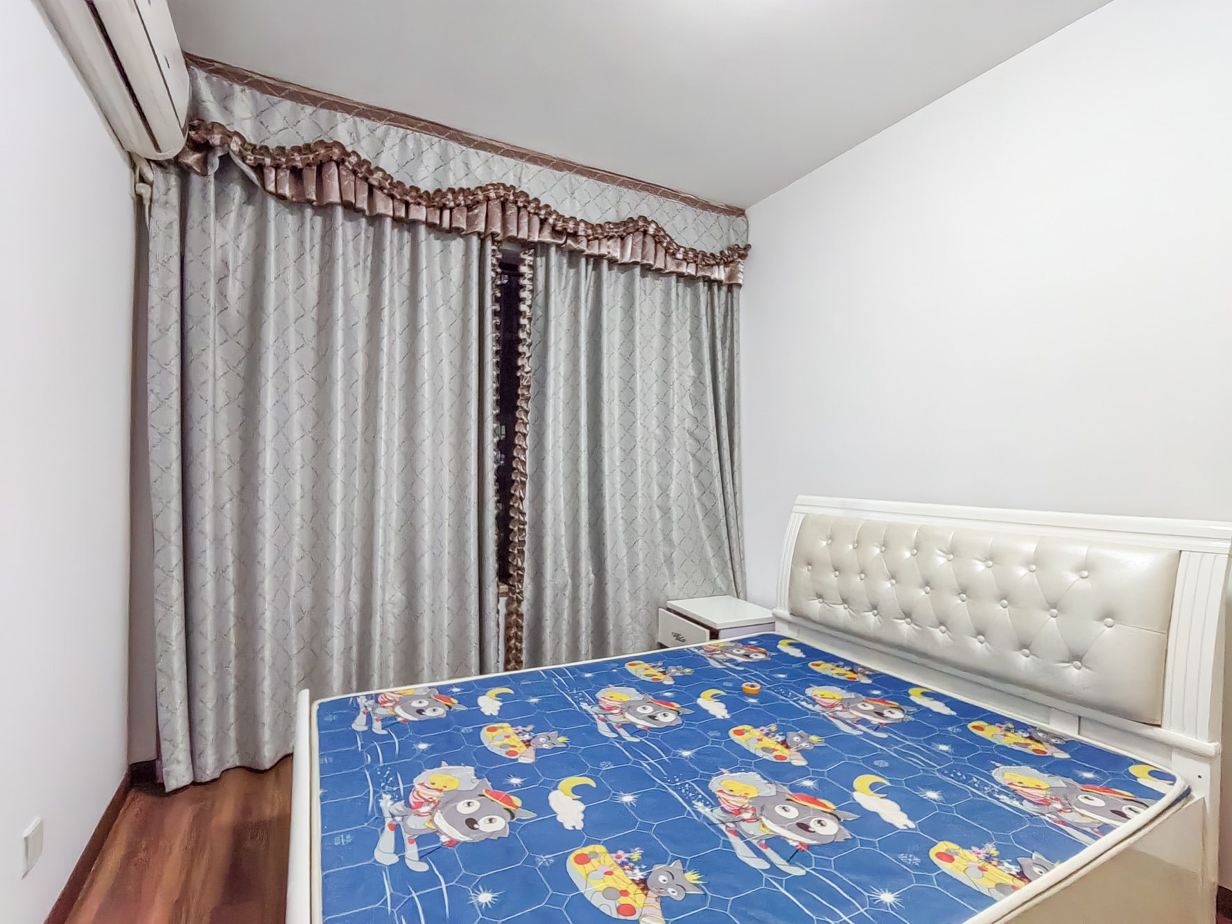 三一街区 3室2厅2卫 76.8万 三一街区 3室2厅2卫 76.8万卧室