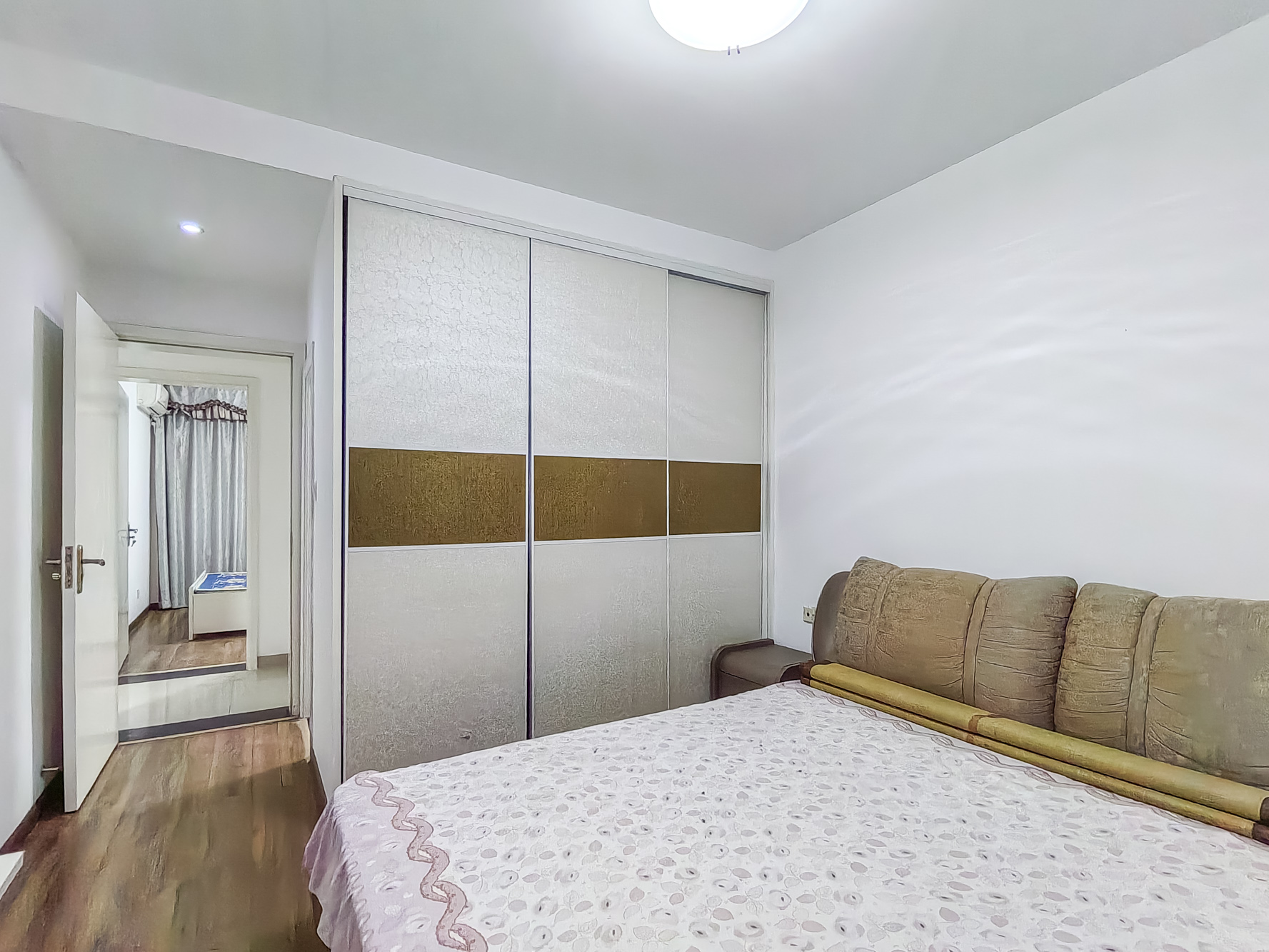 三一街区 3室2厅2卫 76.8万 三一街区 3室2厅2卫 76.8万卧室