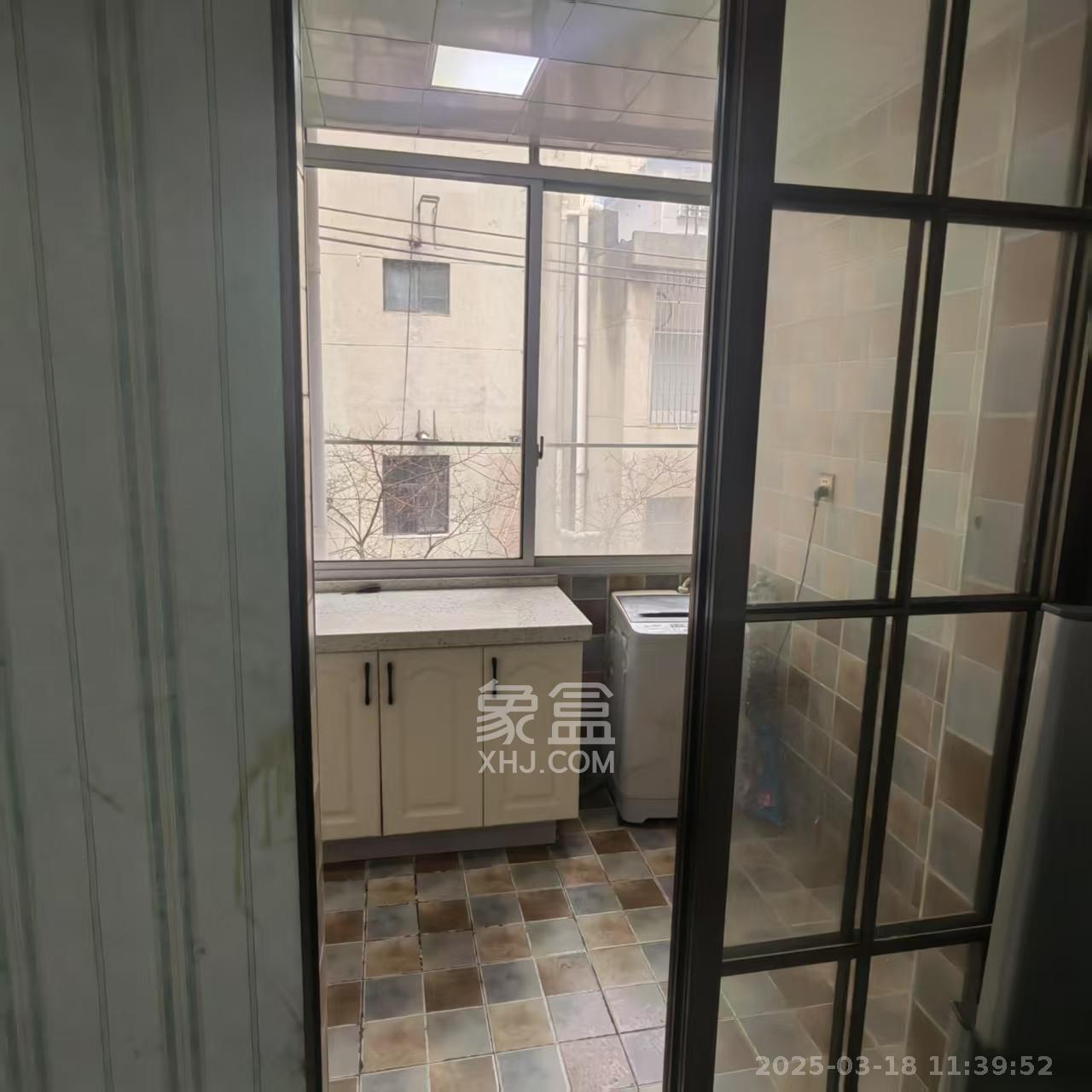 八一東路散盤  3室2廳1衛(wèi)   2400.00元/月室內(nèi)圖
