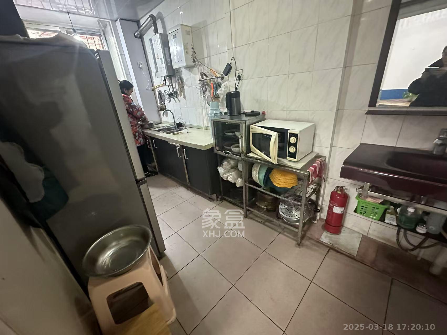 十一中学单位宿舍  3室1厅1卫   2000.00元/月室内图
