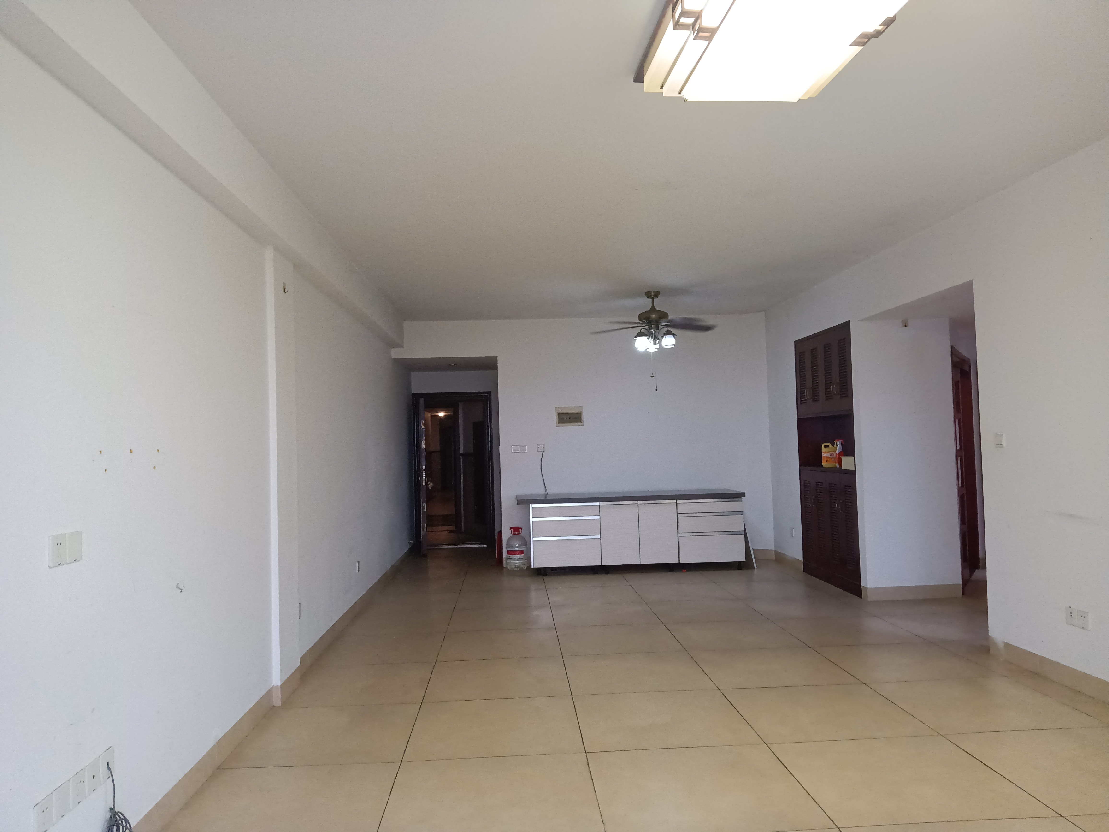 宝华海景 3室2厅2卫 4000.0元/月 宝华海景 3室2厅2卫 4000.0元/月室内图