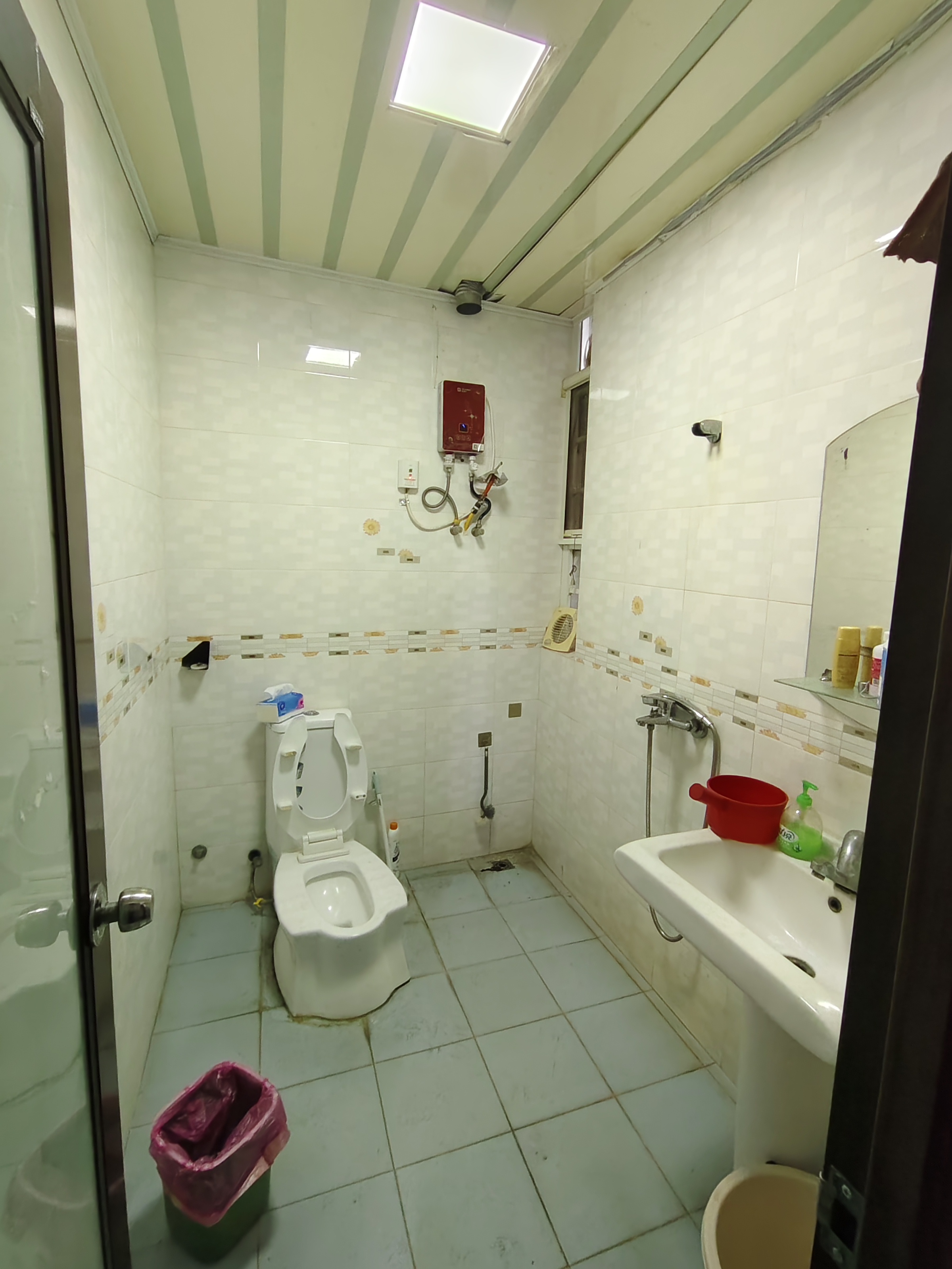 金盘雅苑 5室2厅3卫 330.0万 金盘雅苑 5室2厅3卫 330.0万客厅