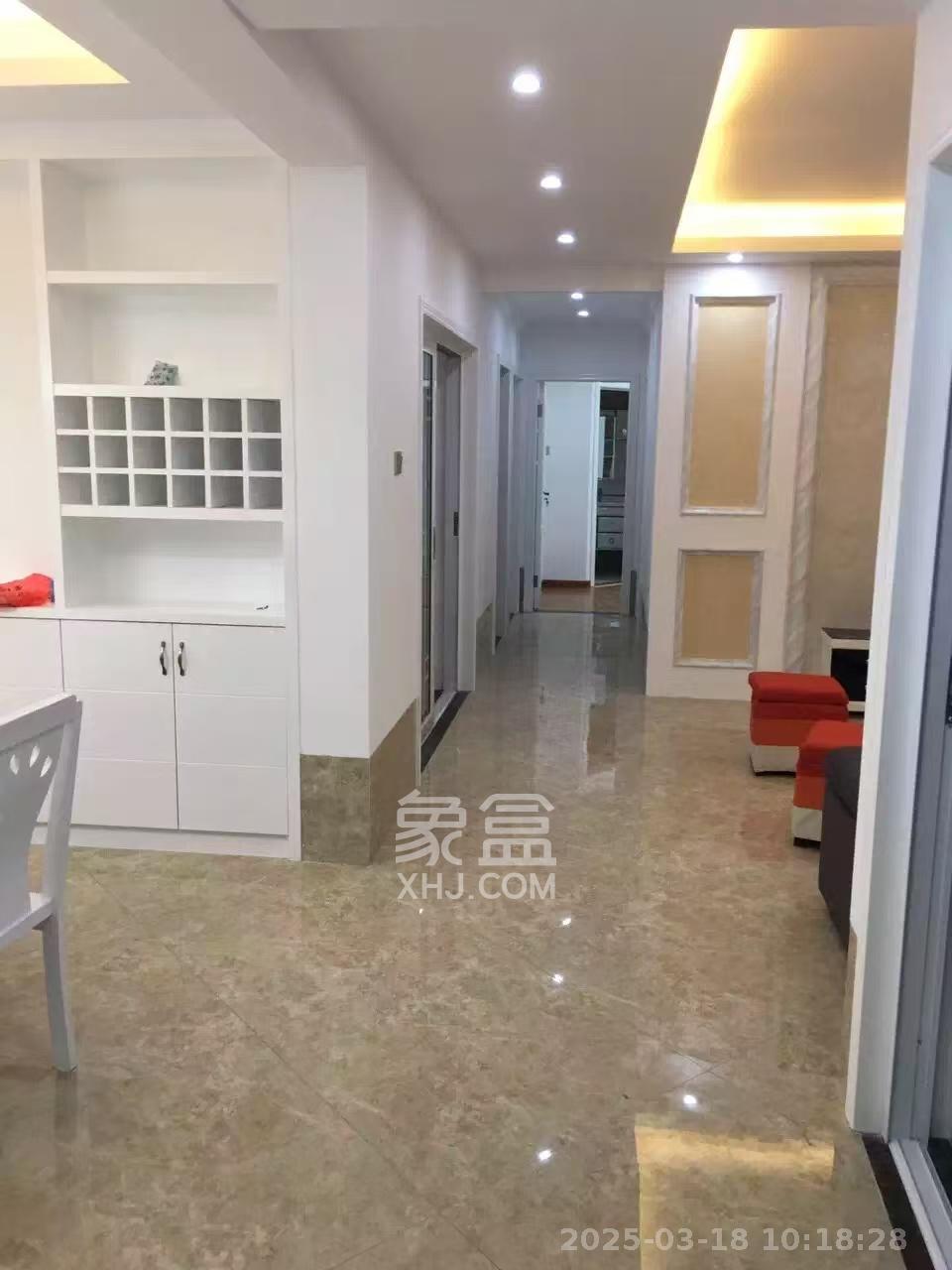 星湖湾一期高层  4室2厅2卫    3200.0元/月室内图
