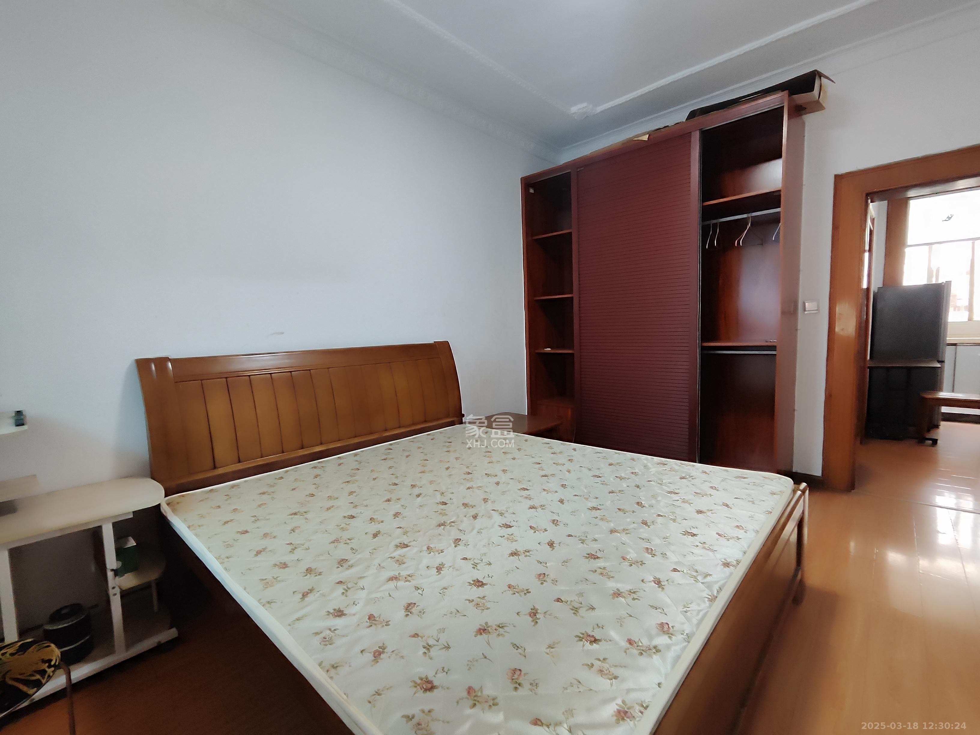 物贸小区  3室1厅1卫   2400.00元/月室内图