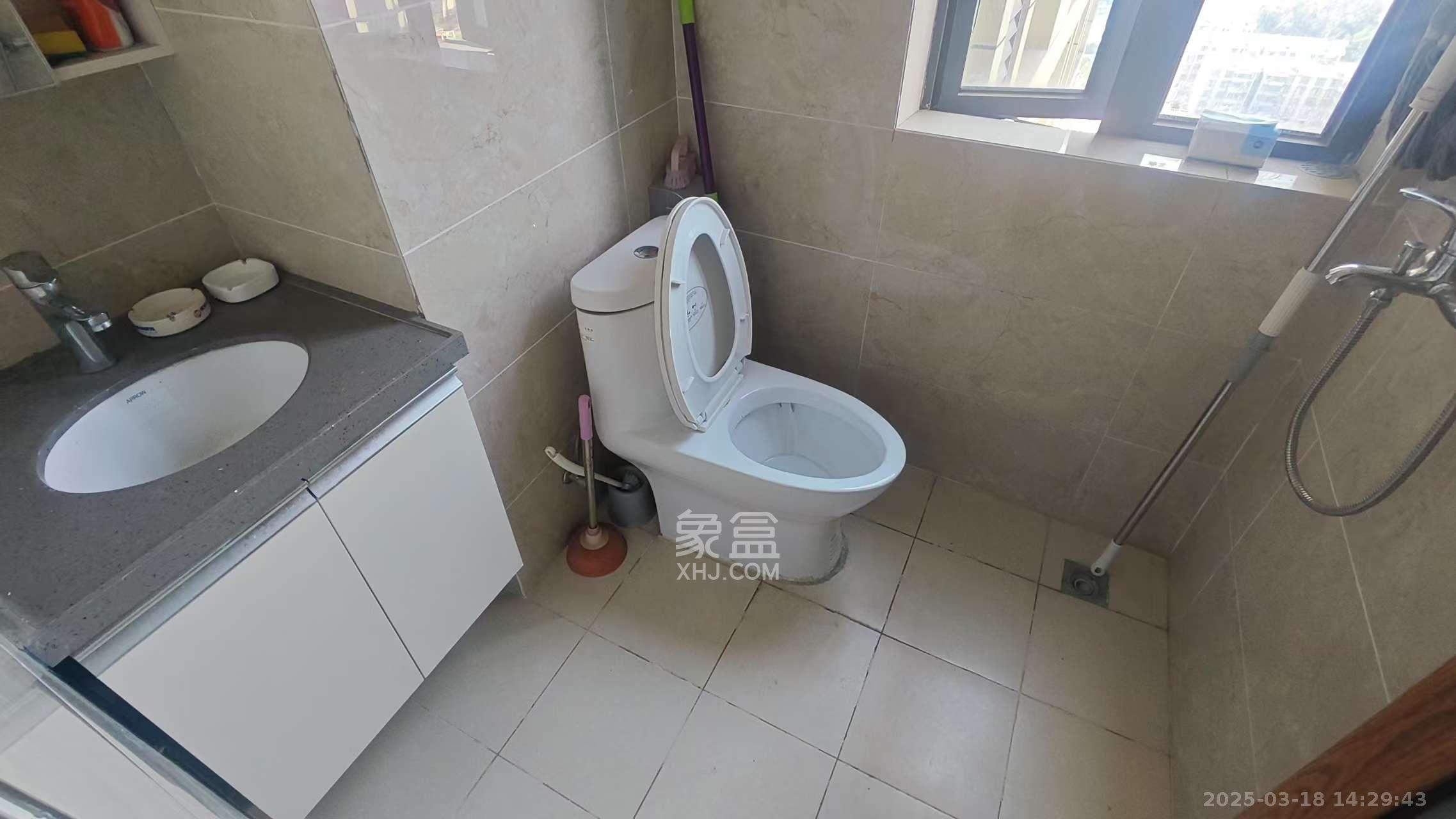 荣泰广场 1室1厅1卫 2400.0元/月 荣泰广场 1室1厅1卫 2400.0元/月室内图