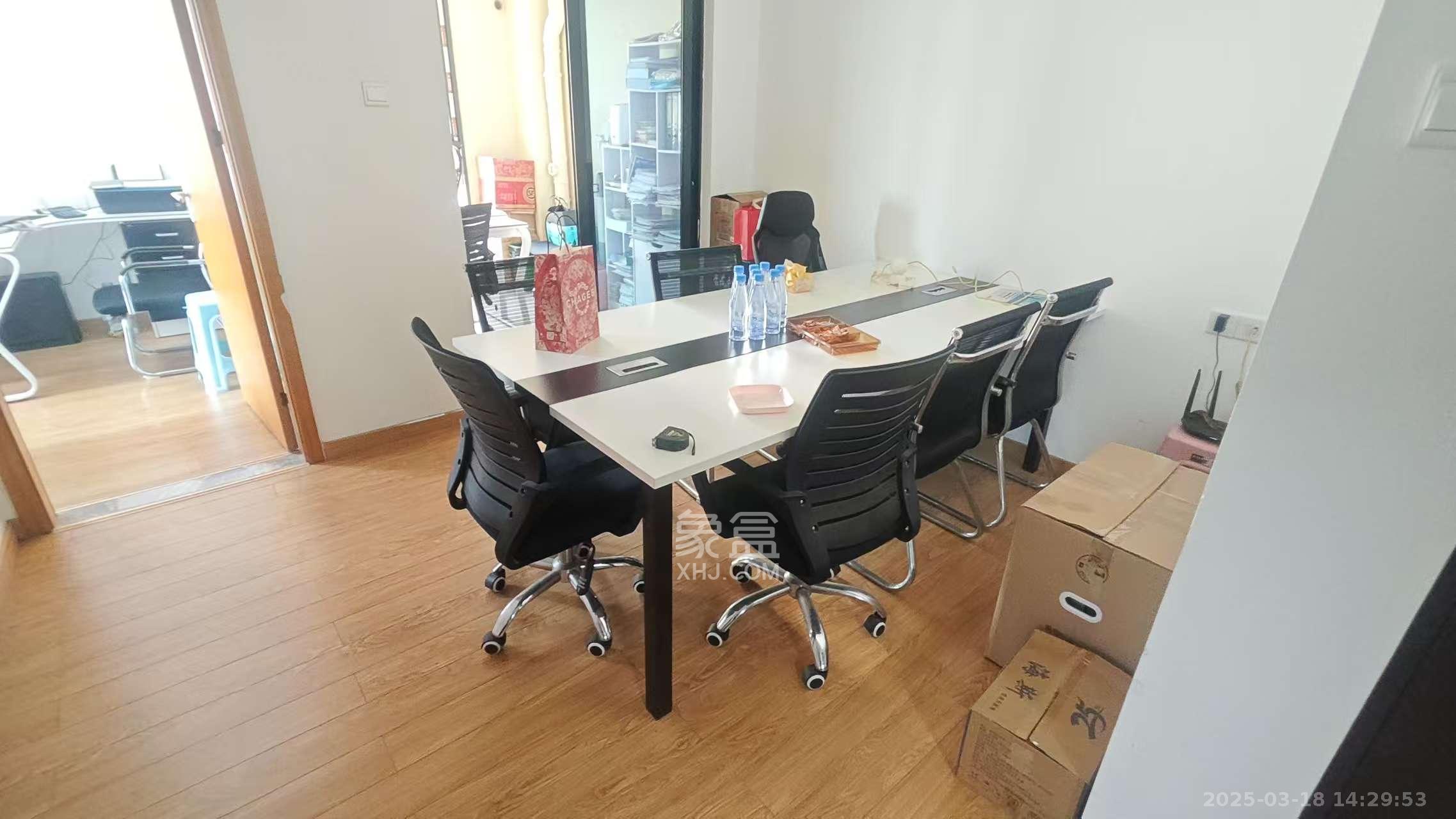 荣泰广场 1室1厅1卫 2400.0元/月 荣泰广场 1室1厅1卫 2400.0元/月室内图