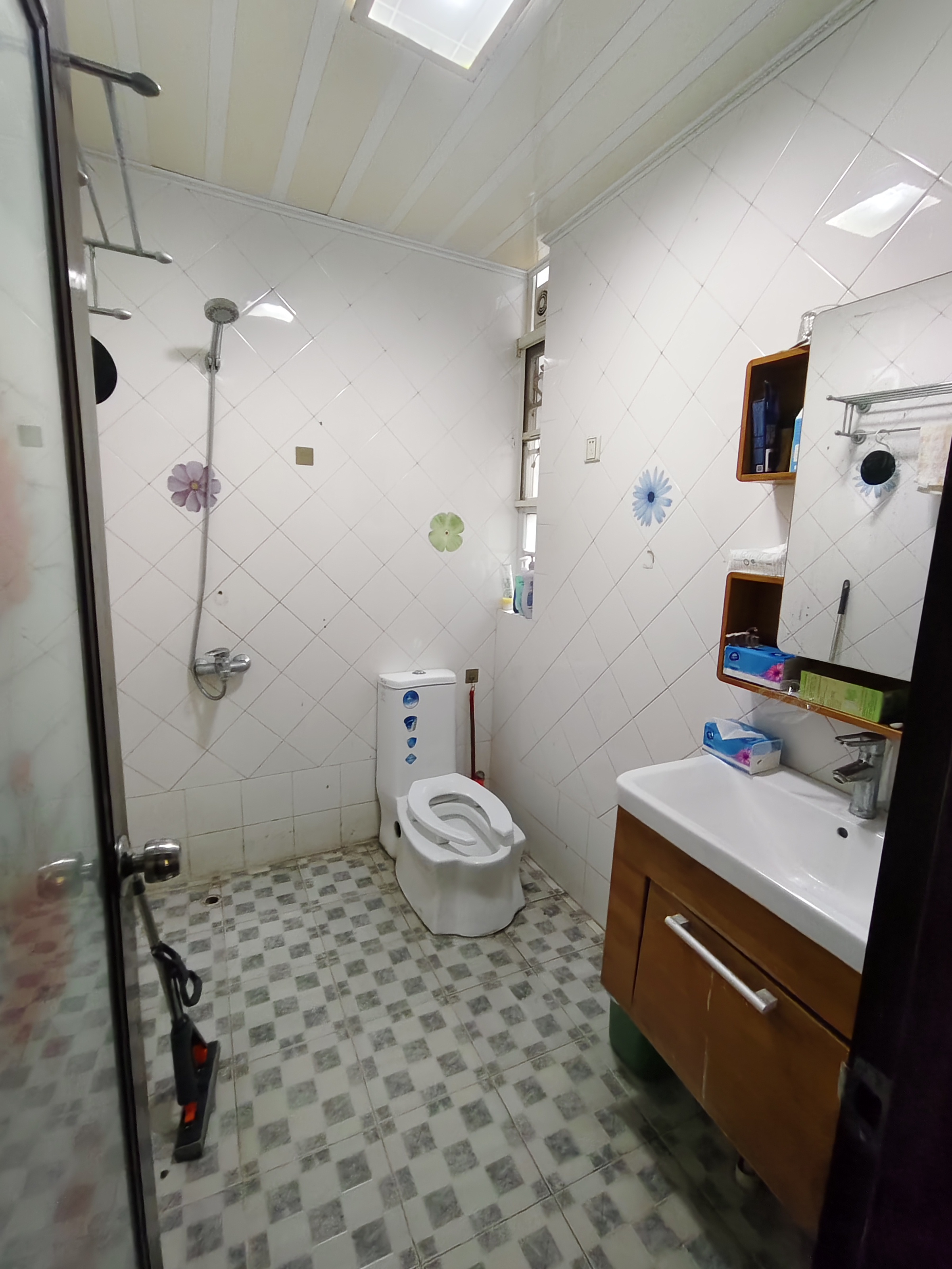 金盘雅苑 5室2厅3卫 330.0万 金盘雅苑 5室2厅3卫 330.0万客厅