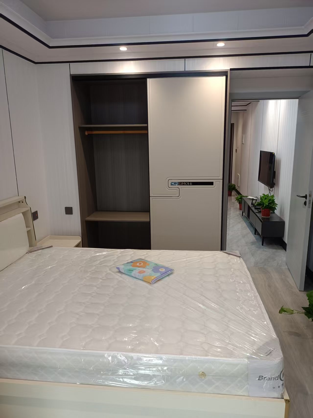 银泰红城6-9期  1室1厅1卫   1700.00元/月室内图