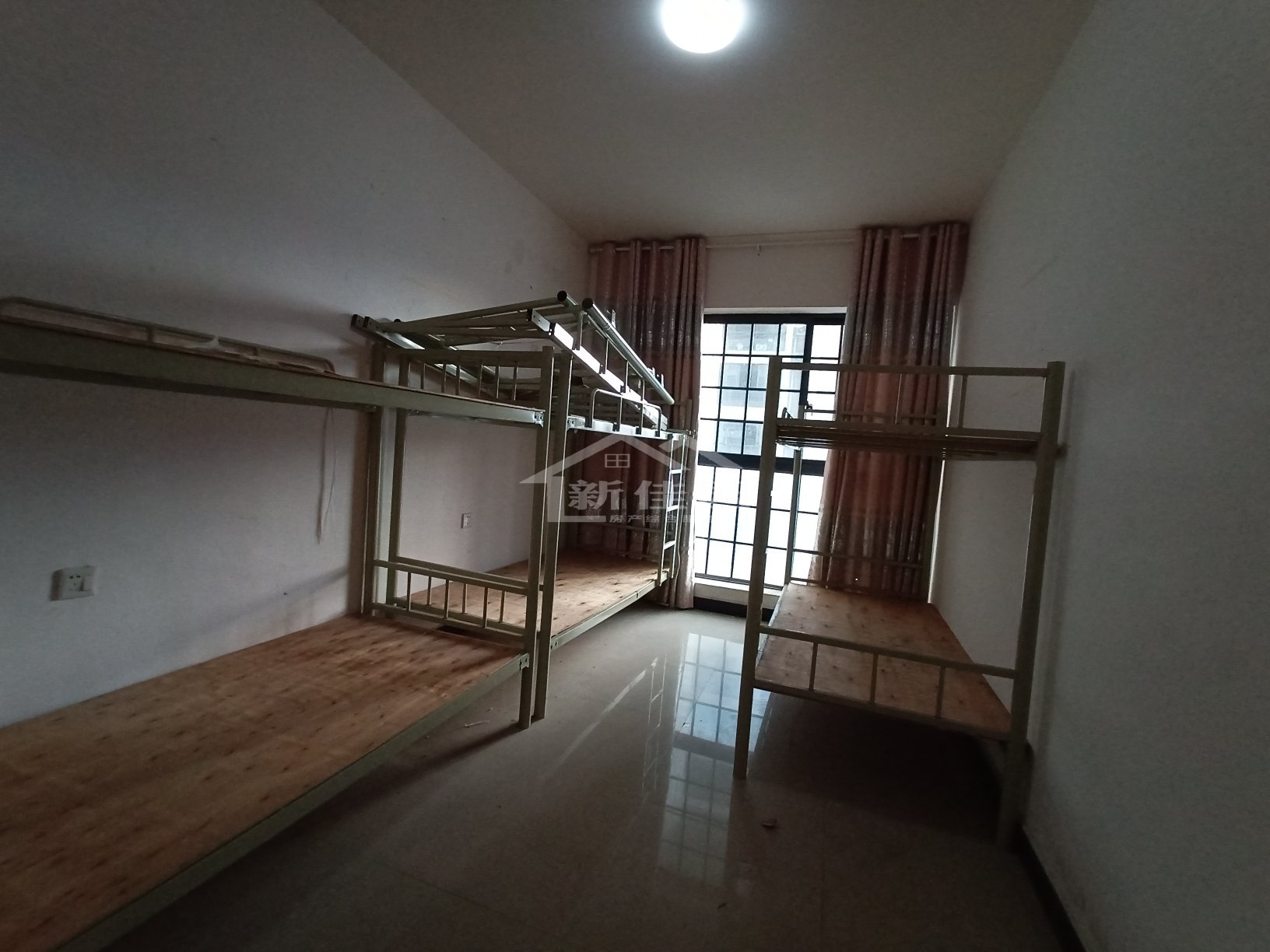 逸臣广场 3室2厅2卫 2500.0元/月 逸臣广场 3室2厅2卫 2500.0元/月室内图