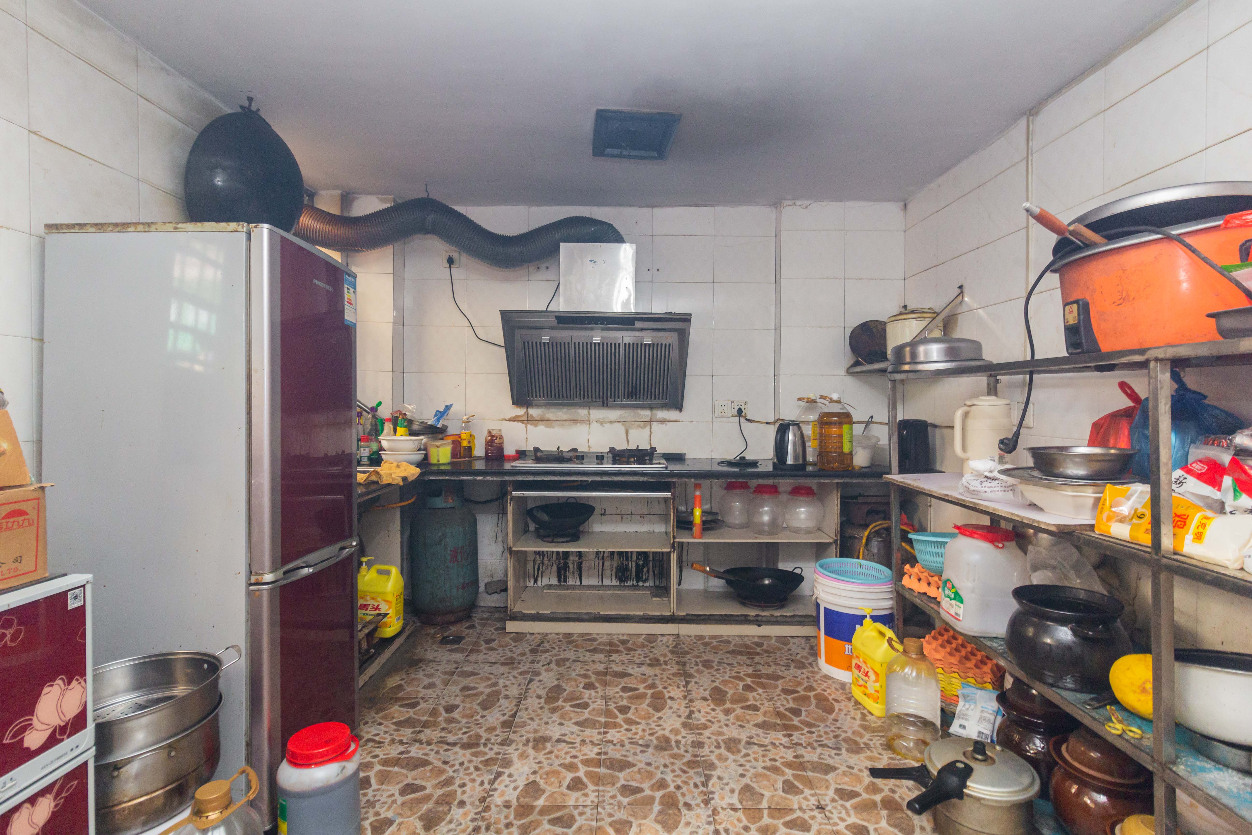 泉塘小区  1室2厅2卫    236.0万 泉塘小区  1室2厅2卫    236.0万厨房