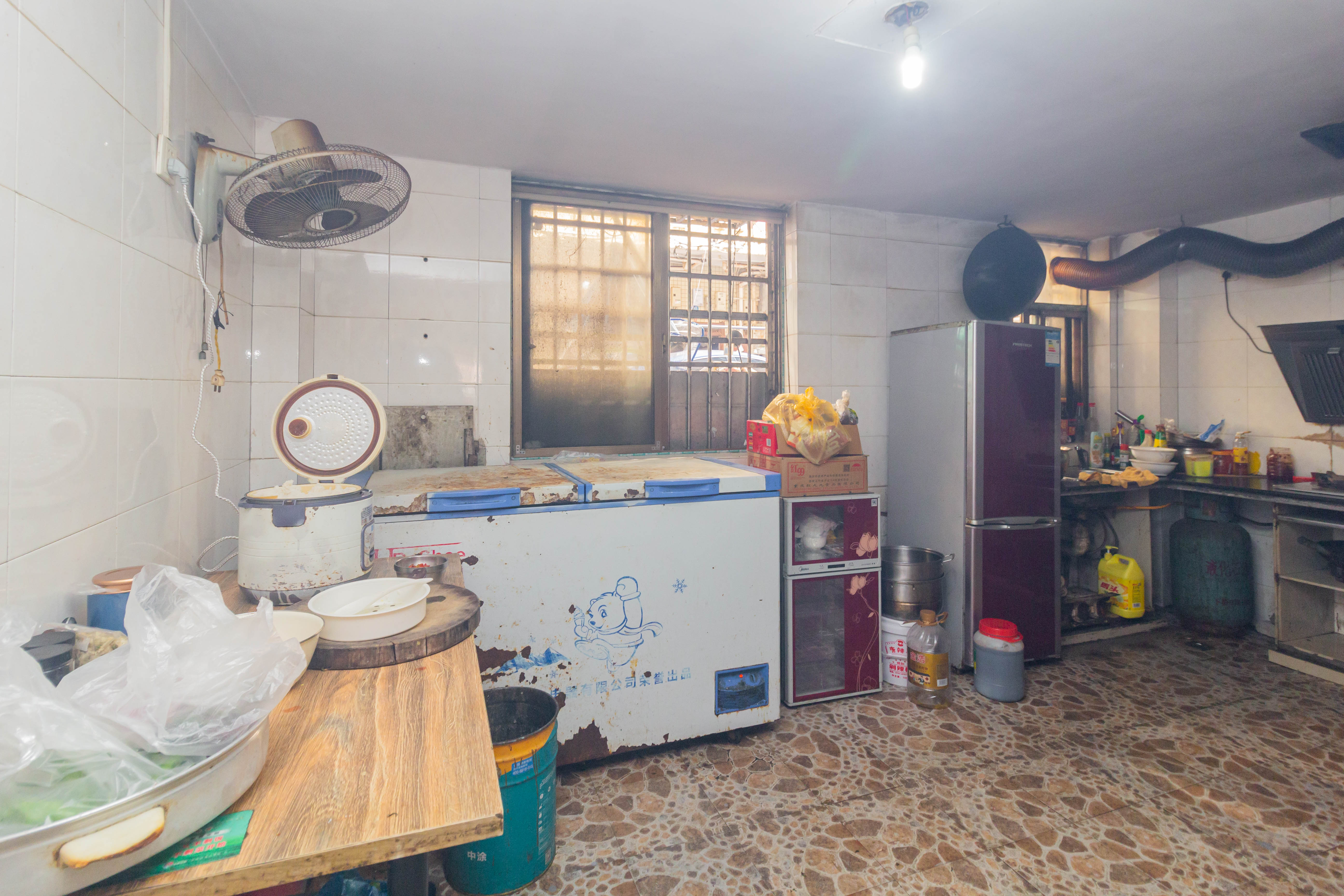 泉塘小区  1室2厅2卫    236.0万 泉塘小区  1室2厅2卫    236.0万厨房