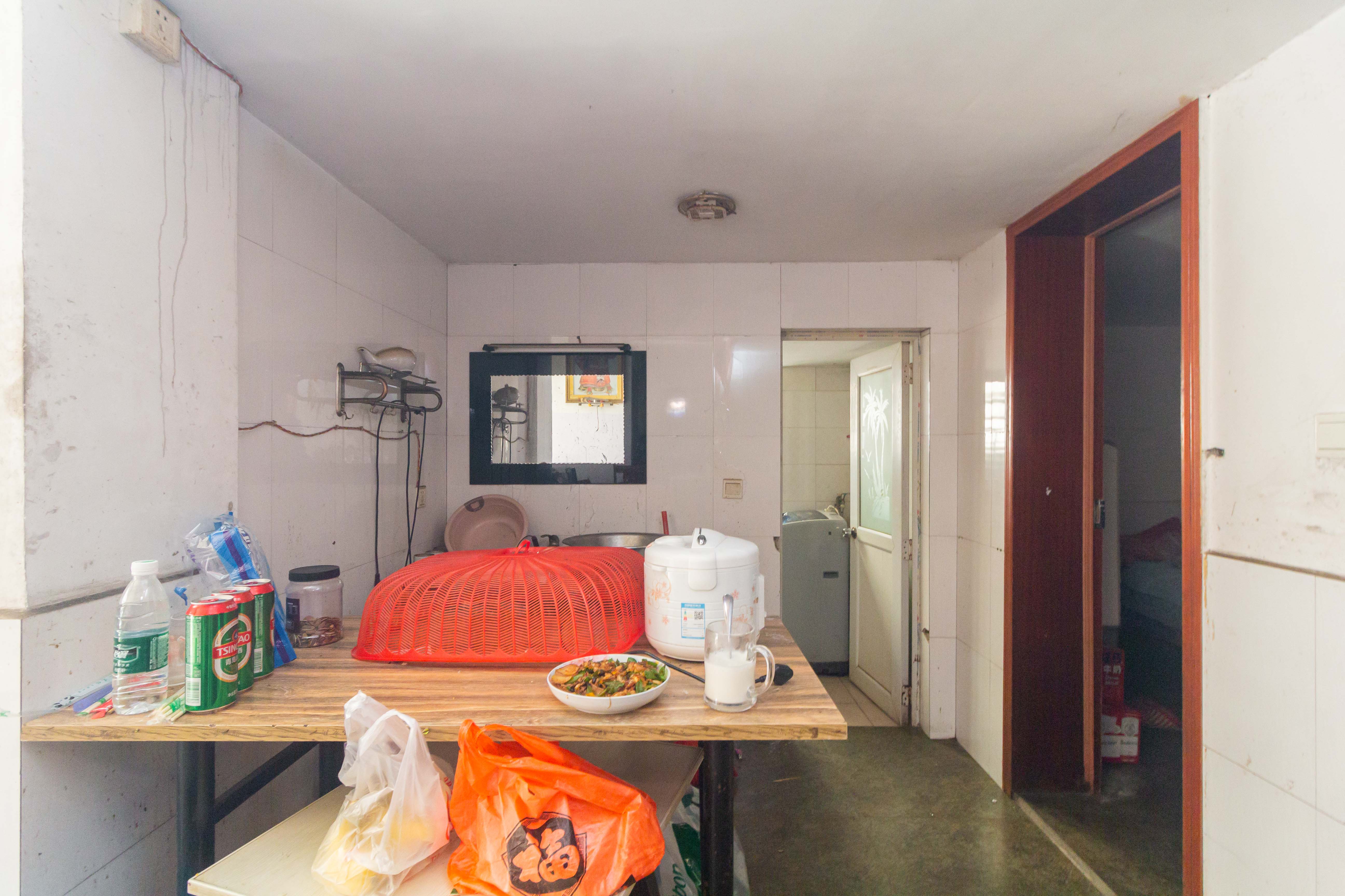 泉塘小区  1室2厅2卫    236.0万 泉塘小区  1室2厅2卫    236.0万客厅