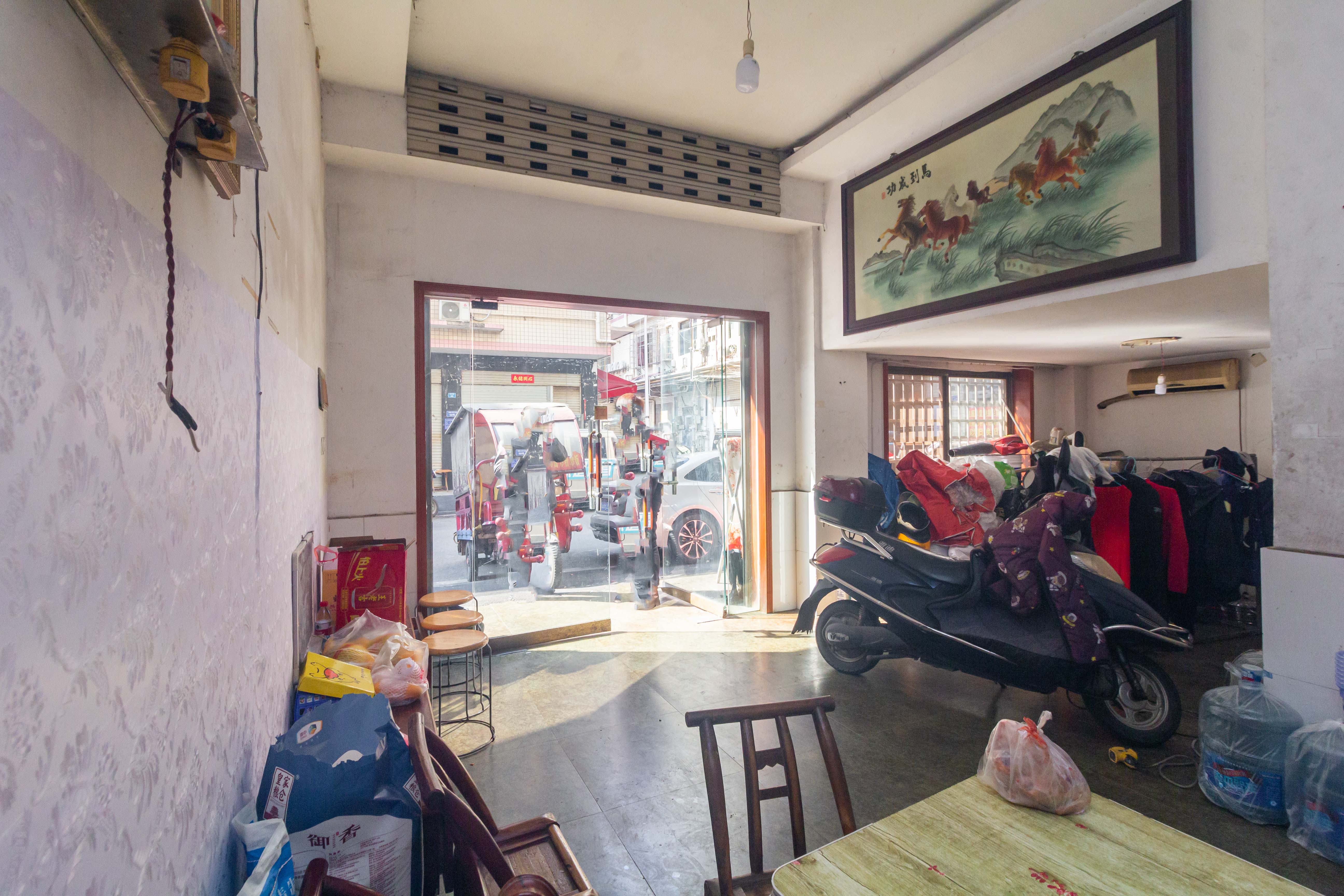 泉塘小区  1室2厅2卫    236.0万 泉塘小区  1室2厅2卫    236.0万客厅