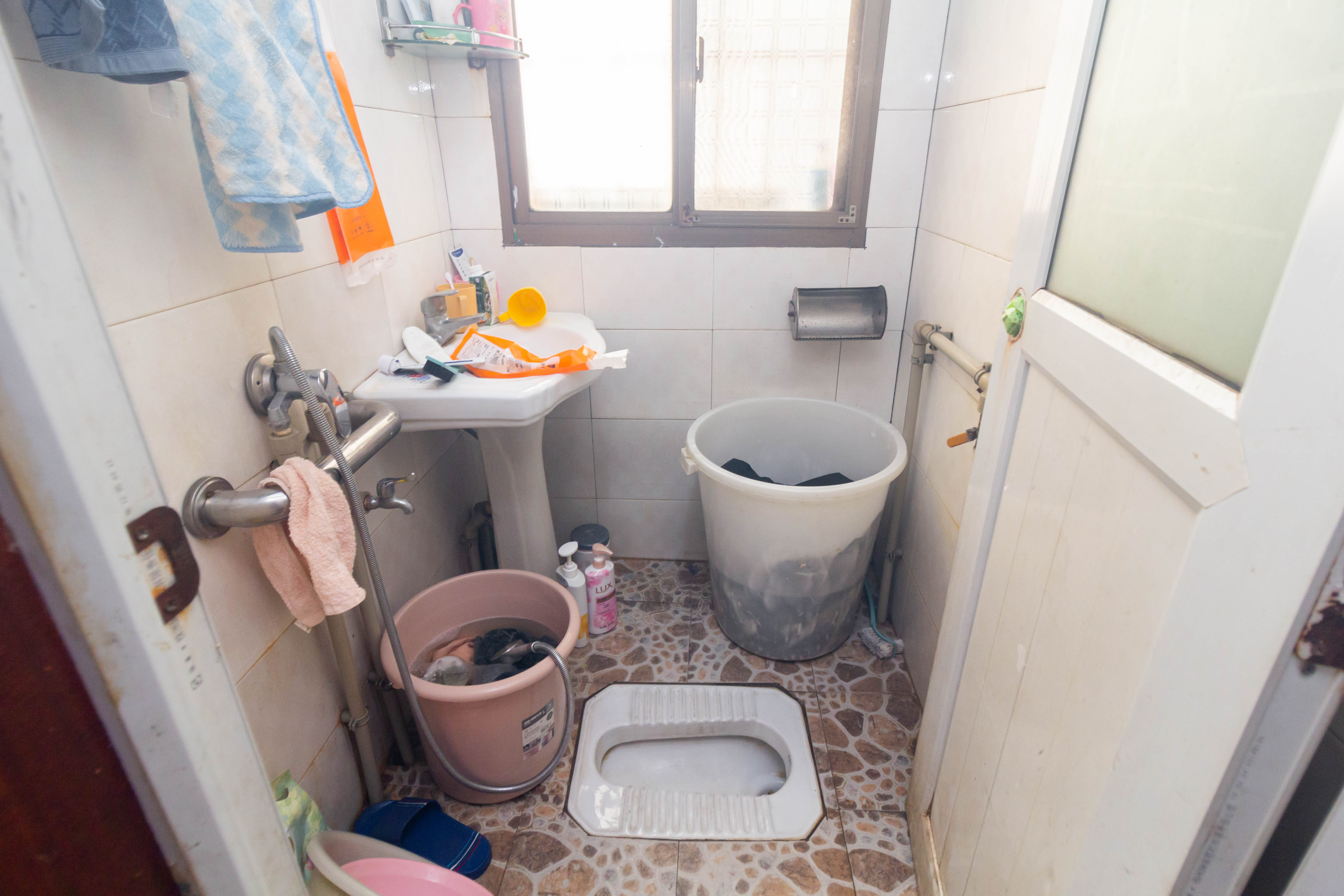 泉塘小区  1室2厅2卫    236.0万 泉塘小区  1室2厅2卫    236.0万卫生间