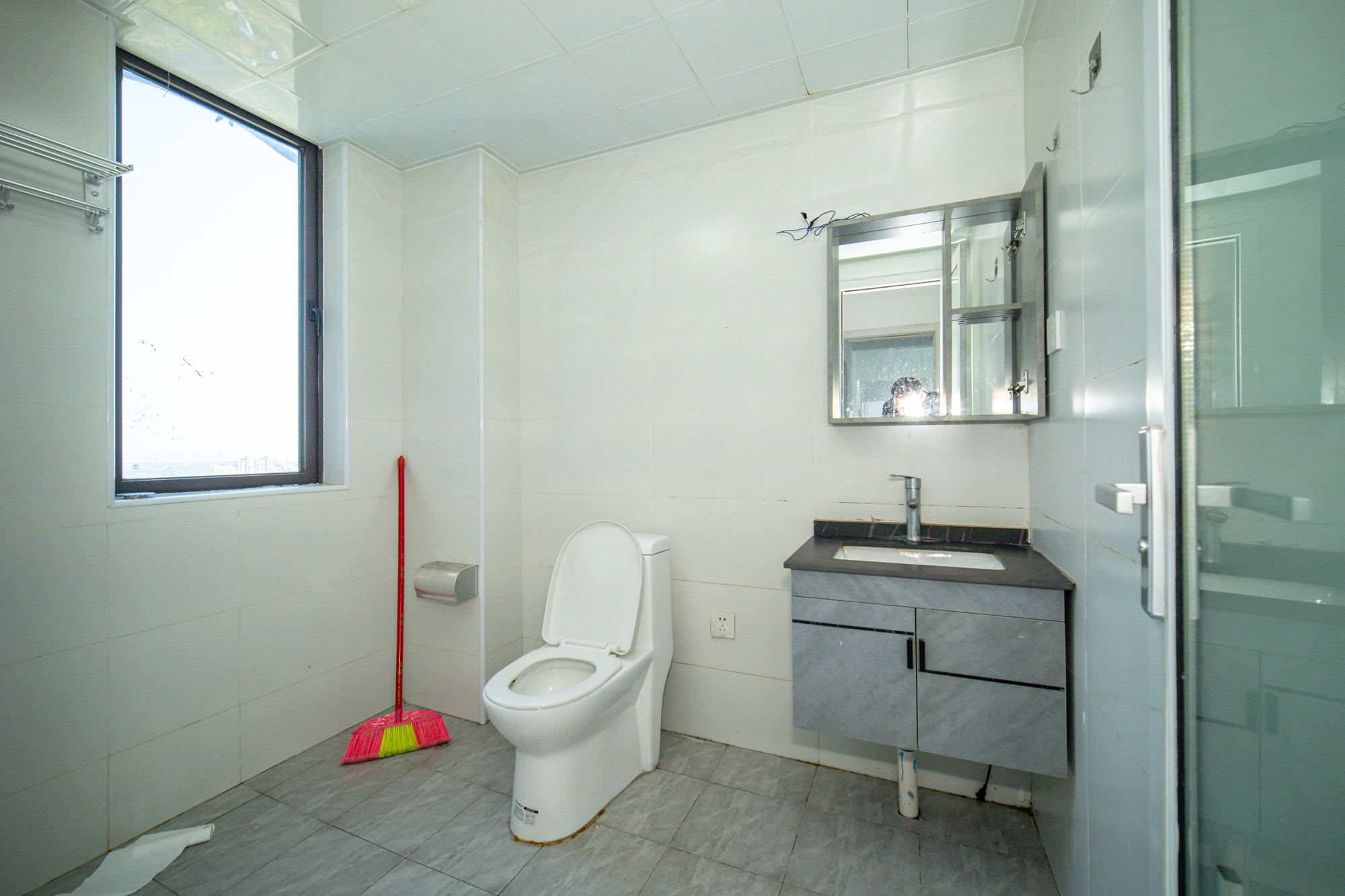 星湖湾二期高层  4室2厅2卫    111.8万卫生间