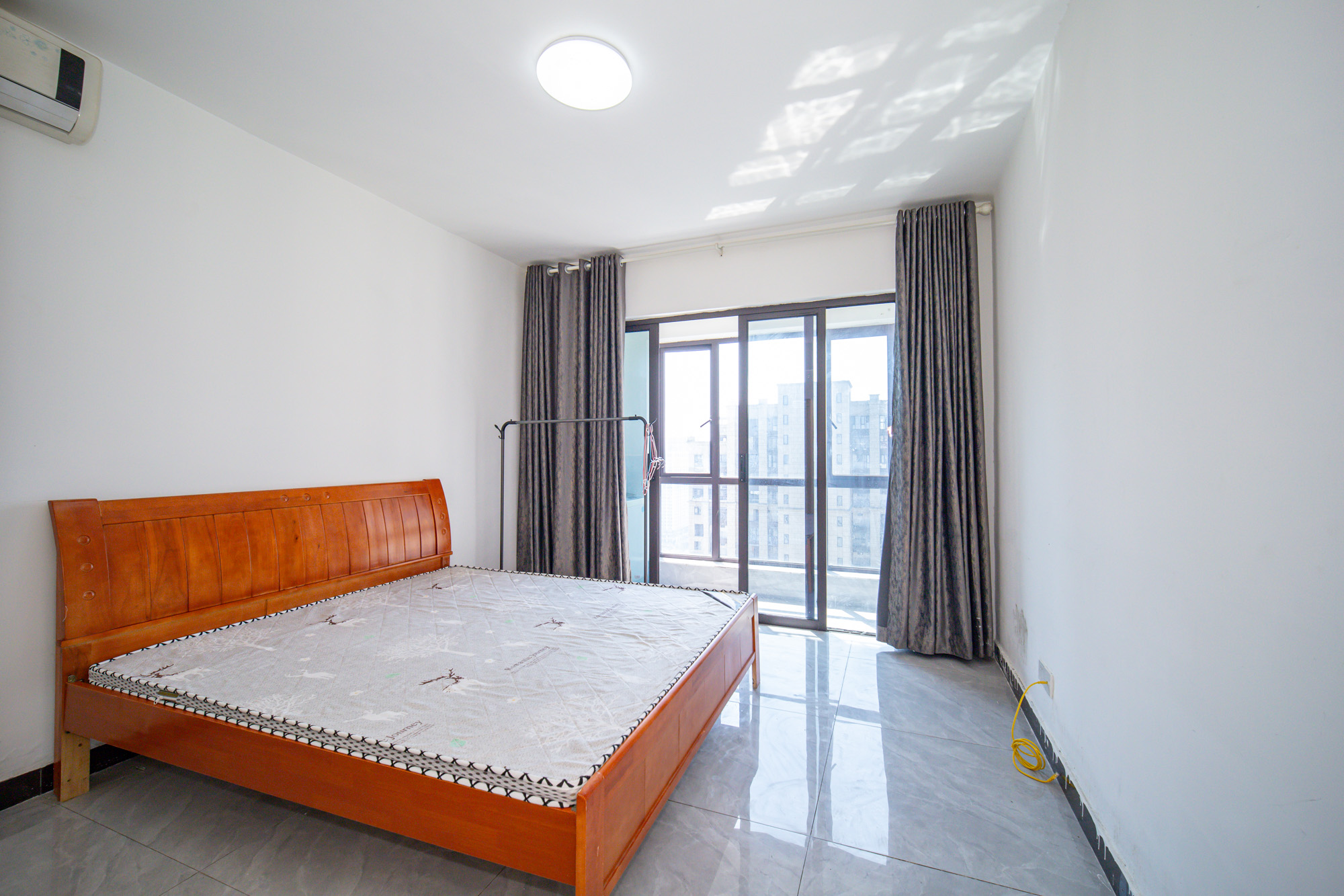 星湖湾二期高层  4室2厅2卫    111.8万 星湖湾二期高层  4室2厅2卫    111.8万卧室