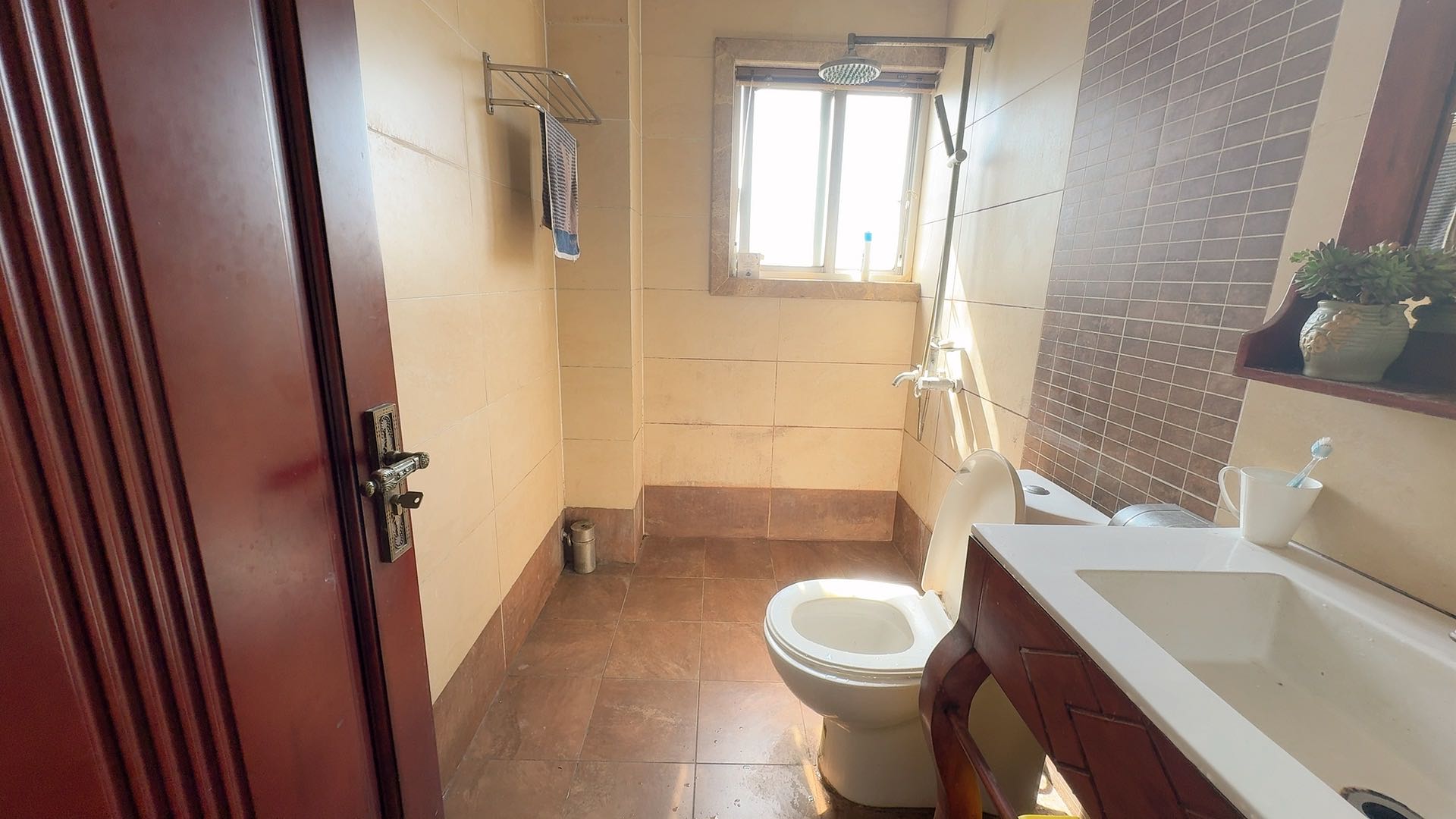 耀华大厦 7室2厅3卫 68.8万 耀华大厦 7室2厅3卫 68.8万室内图