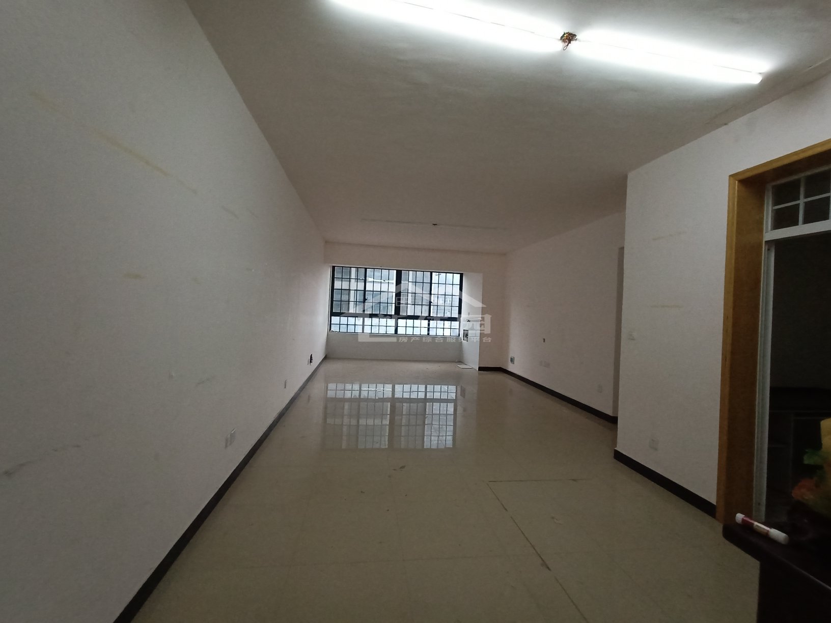 逸臣广场 3室2厅2卫 2500.0元/月 逸臣广场 3室2厅2卫 2500.0元/月室内图