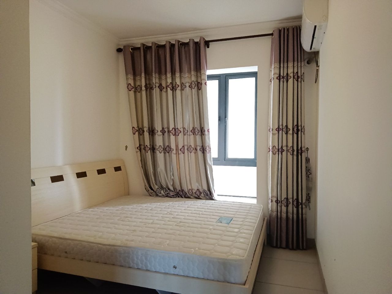 宝华海景 3室2厅2卫 4500.0元/月 宝华海景 3室2厅2卫 4500.0元/月室内图