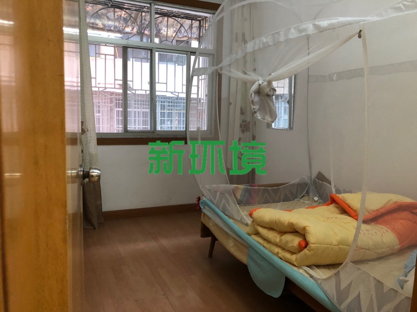 中国人保财险宿舍  4室2厅2卫   63.00万客厅