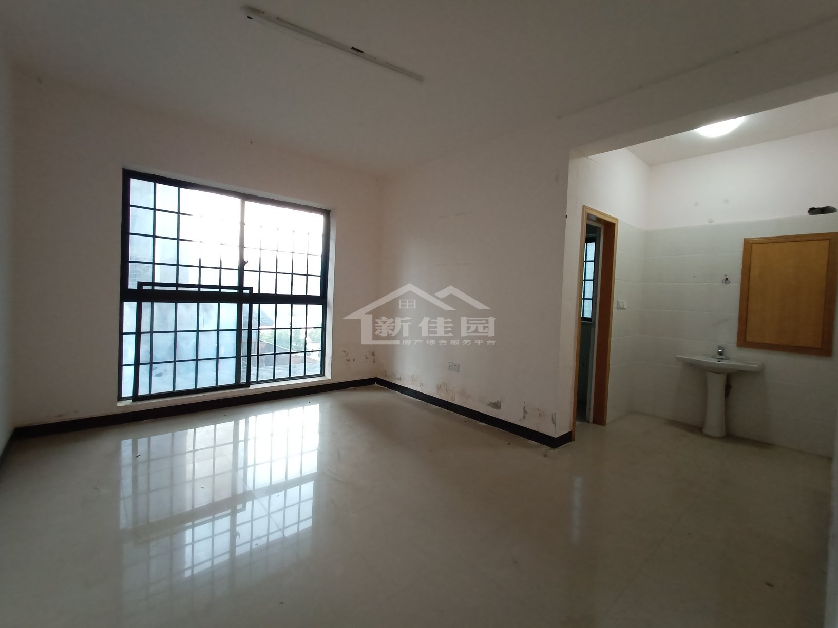 逸臣广场 3室2厅2卫 2500.0元/月 逸臣广场 3室2厅2卫 2500.0元/月室内图