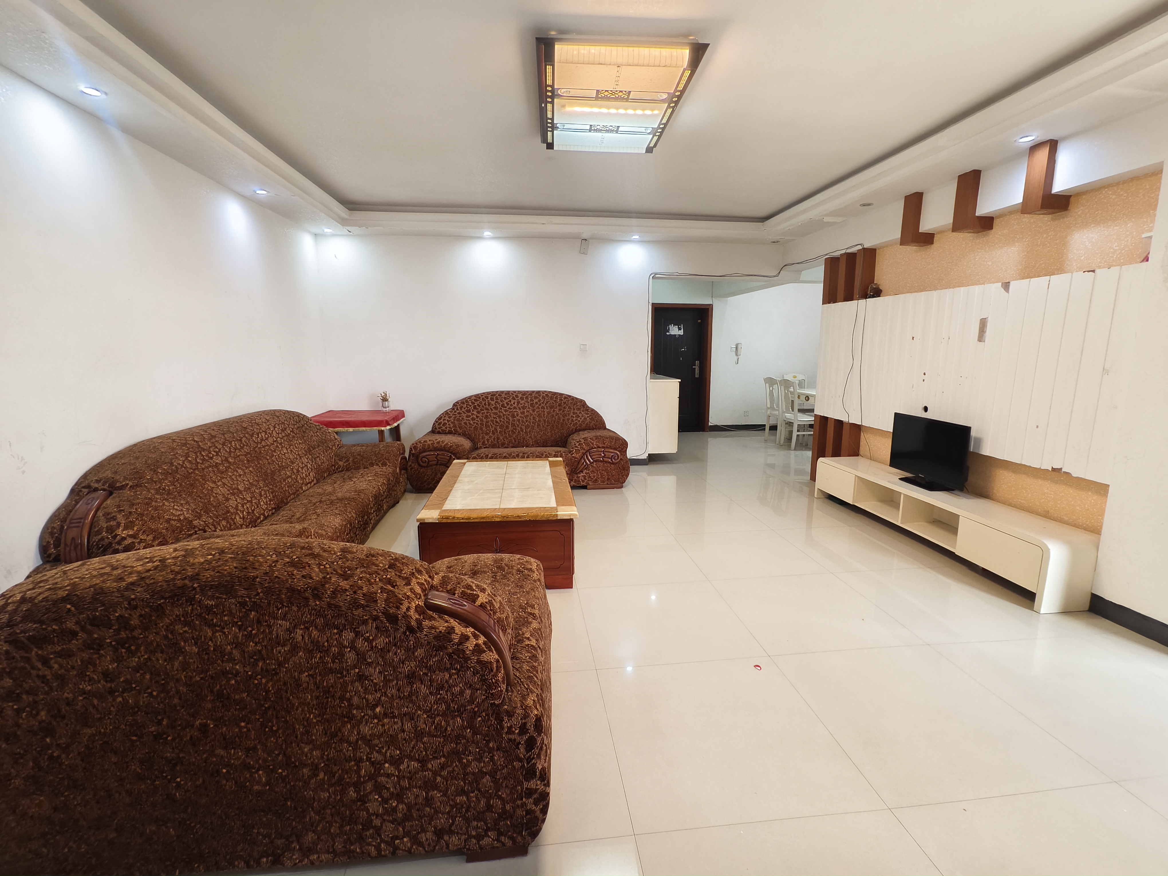 宏泰阳光家园 3室2厅1卫 62.8万 宏泰阳光家园 3室2厅1卫 62.8万客厅