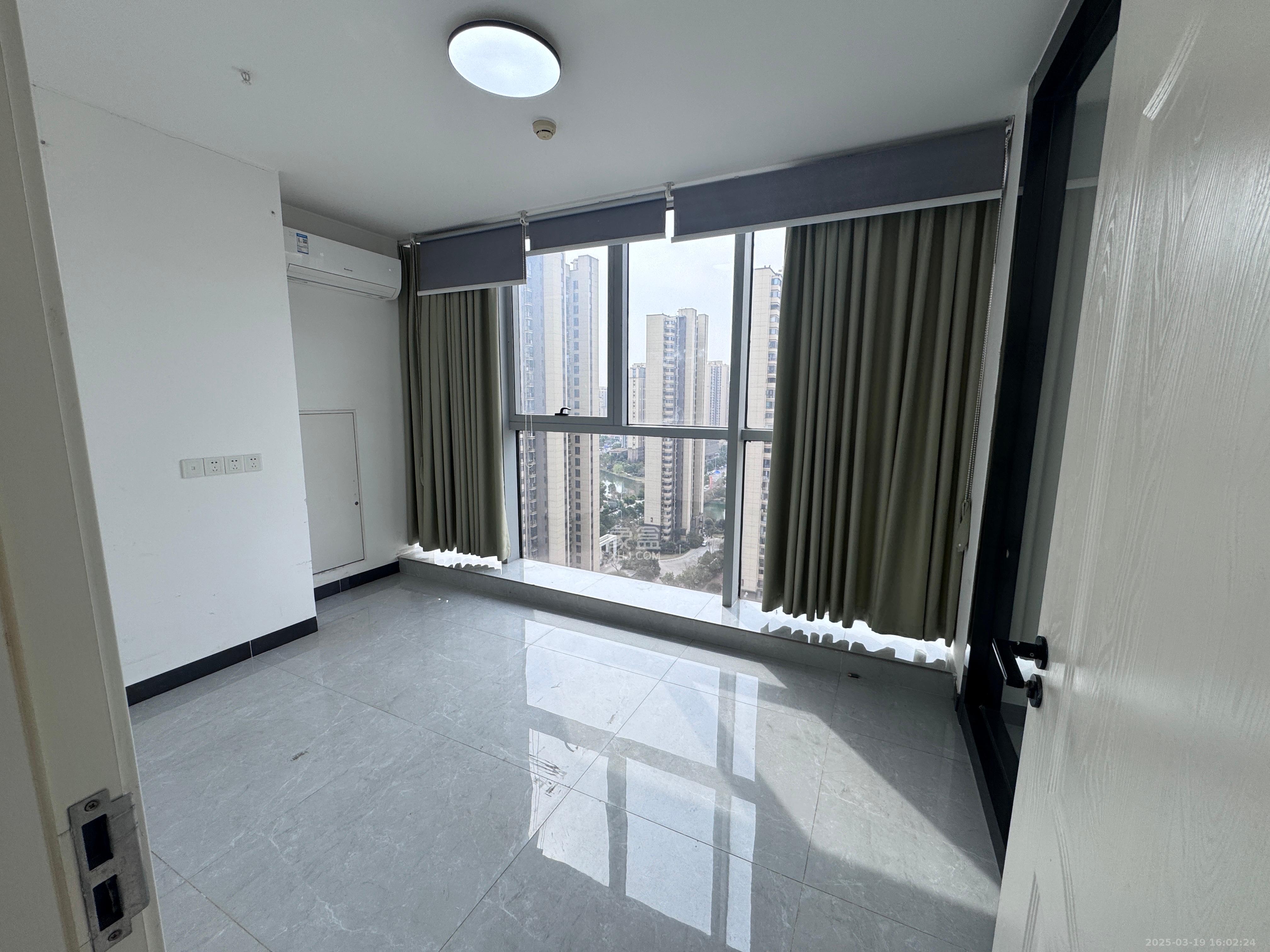 奥克斯滨仕花园(奥克斯洋湖广场/奥克斯中心) 1室0厅0卫 4200.0元/月 奥克斯滨仕花园(奥克斯洋湖广场/奥克斯中心) 1室0厅0卫 4200.0元/月室内图