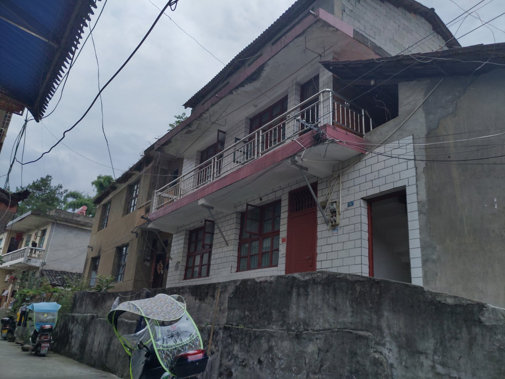 市中心散盘  5室2厅2卫    88.0万 市中心散盘  5室2厅2卫    88.0万客厅