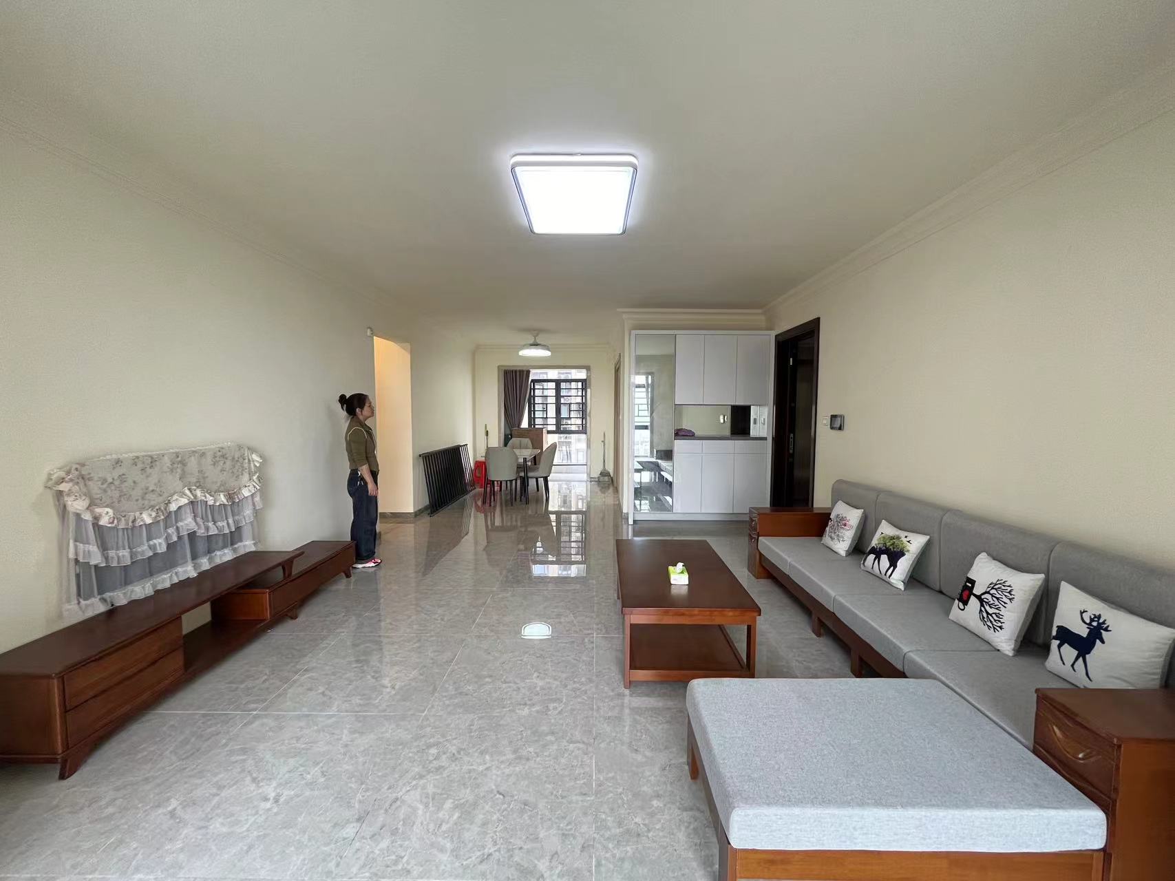 华耀碧桂园十里江湾誉峯 4室2厅2卫 2700.0元/月 华耀碧桂园十里江湾誉峯 4室2厅2卫 2700.0元/月室内图