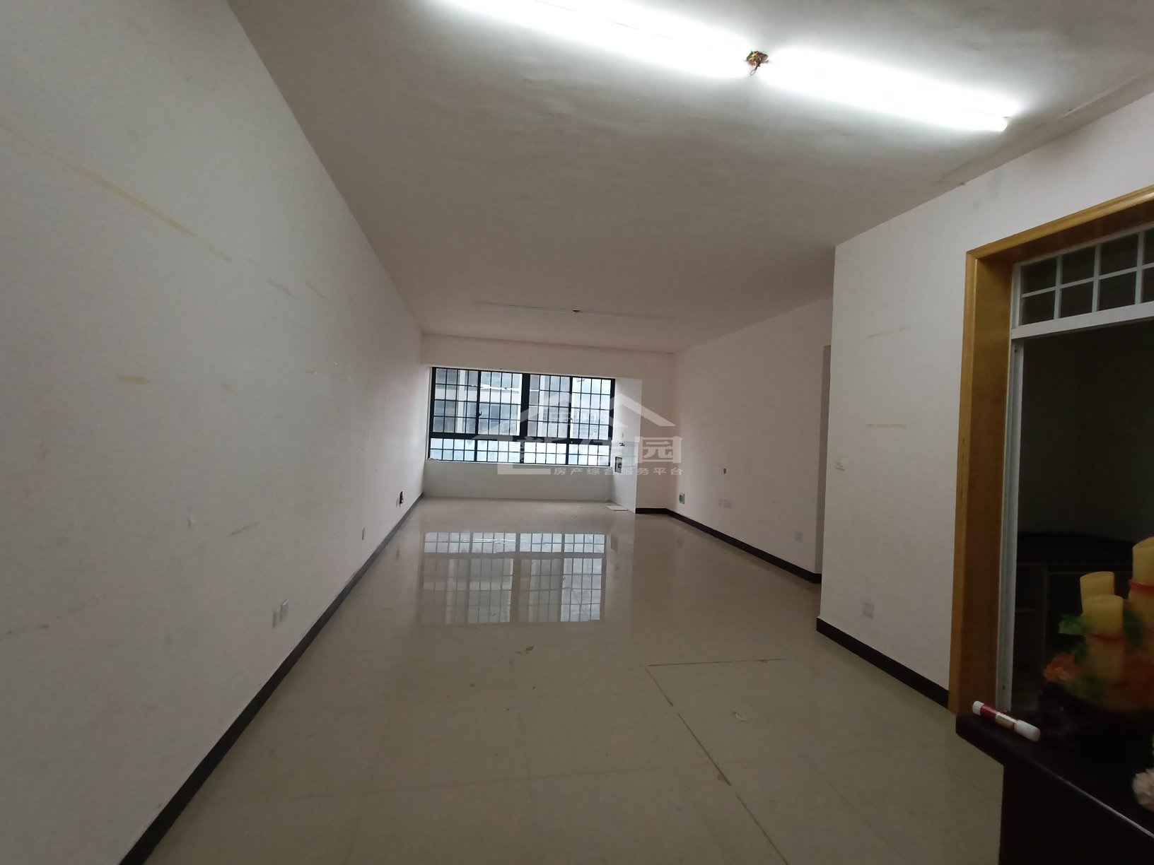 逸臣广场 3室2厅2卫 2500.0元/月 逸臣广场 3室2厅2卫 2500.0元/月室内图