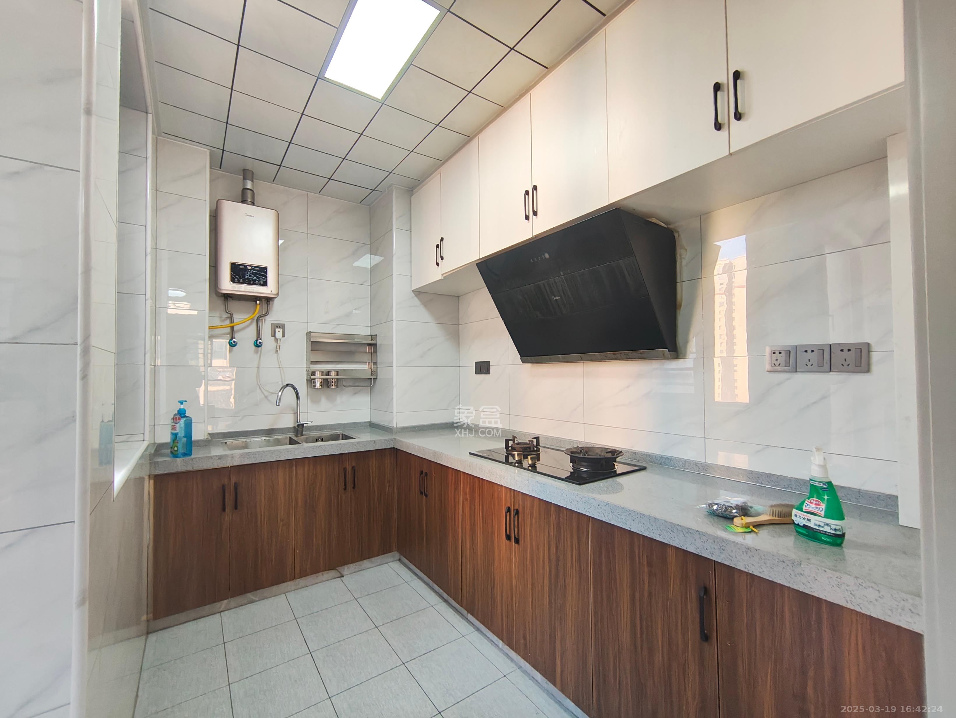 洋湖明园一期 3室2厅1卫 2100.0元/月 洋湖明园一期 3室2厅1卫 2100.0元/月室内图