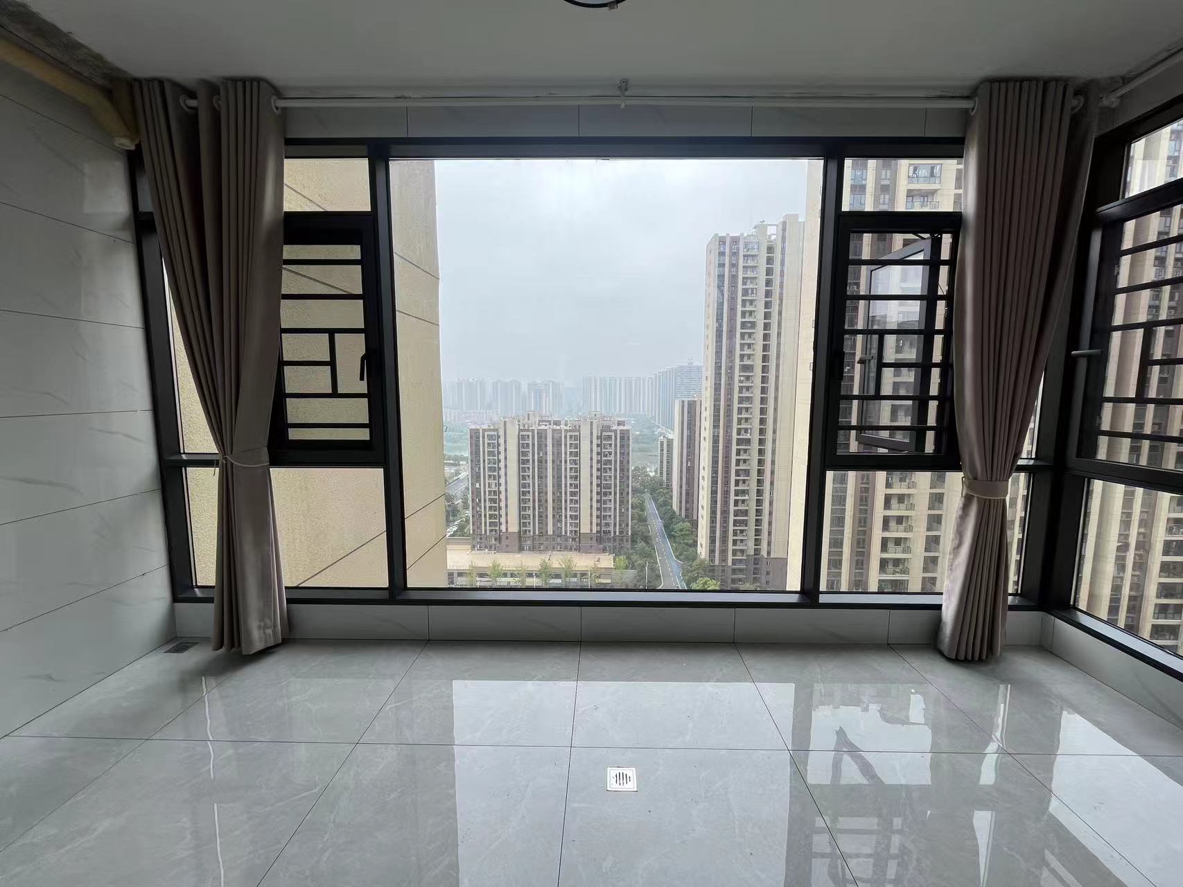 华耀碧桂园十里江湾誉峯 4室2厅2卫 2700.0元/月 华耀碧桂园十里江湾誉峯 4室2厅2卫 2700.0元/月室内图