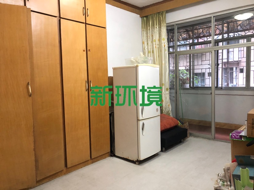 中国人保财险宿舍  4室2厅2卫   63.00万客厅