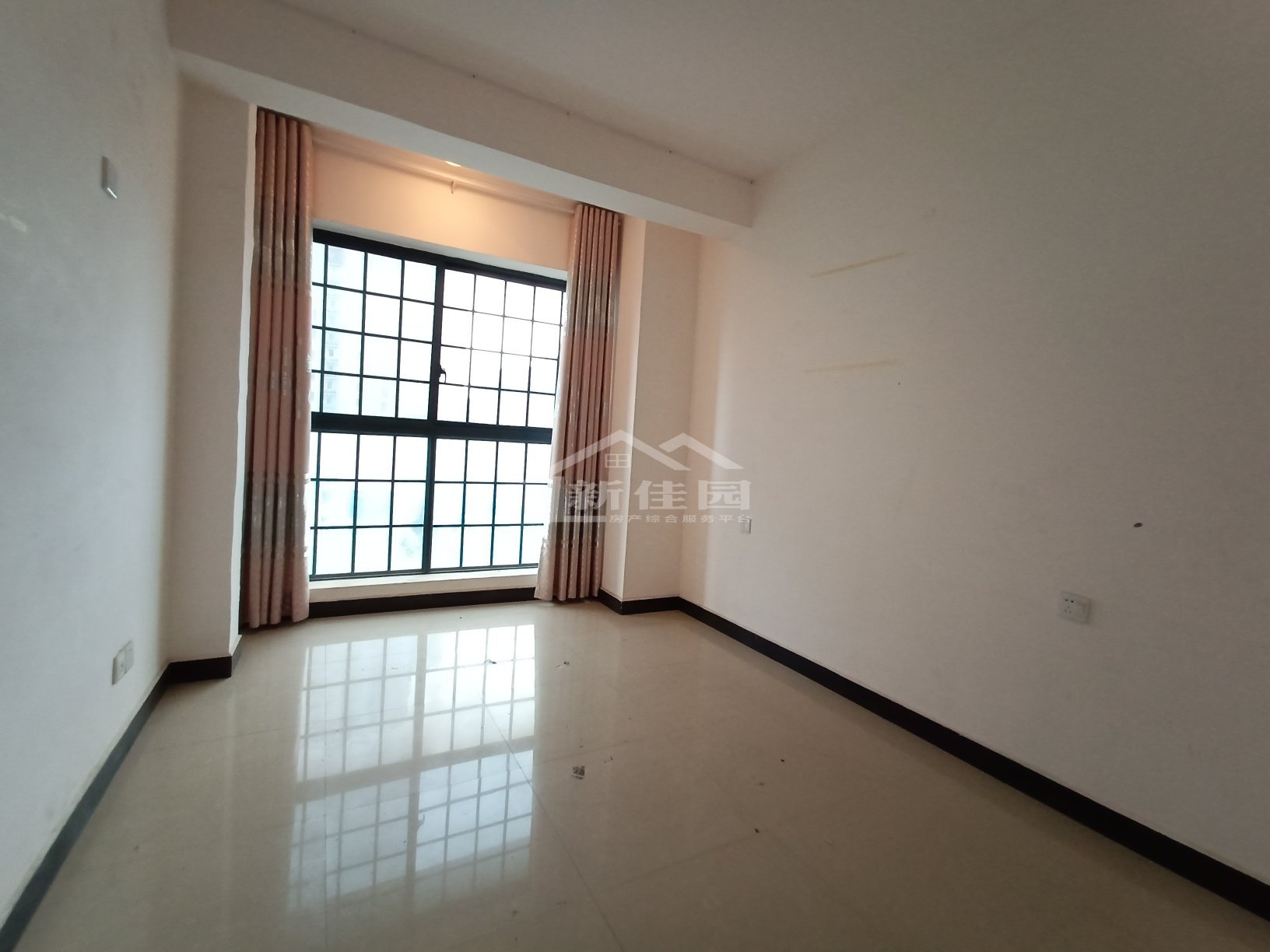 逸臣广场 3室2厅2卫 2500.0元/月 逸臣广场 3室2厅2卫 2500.0元/月室内图