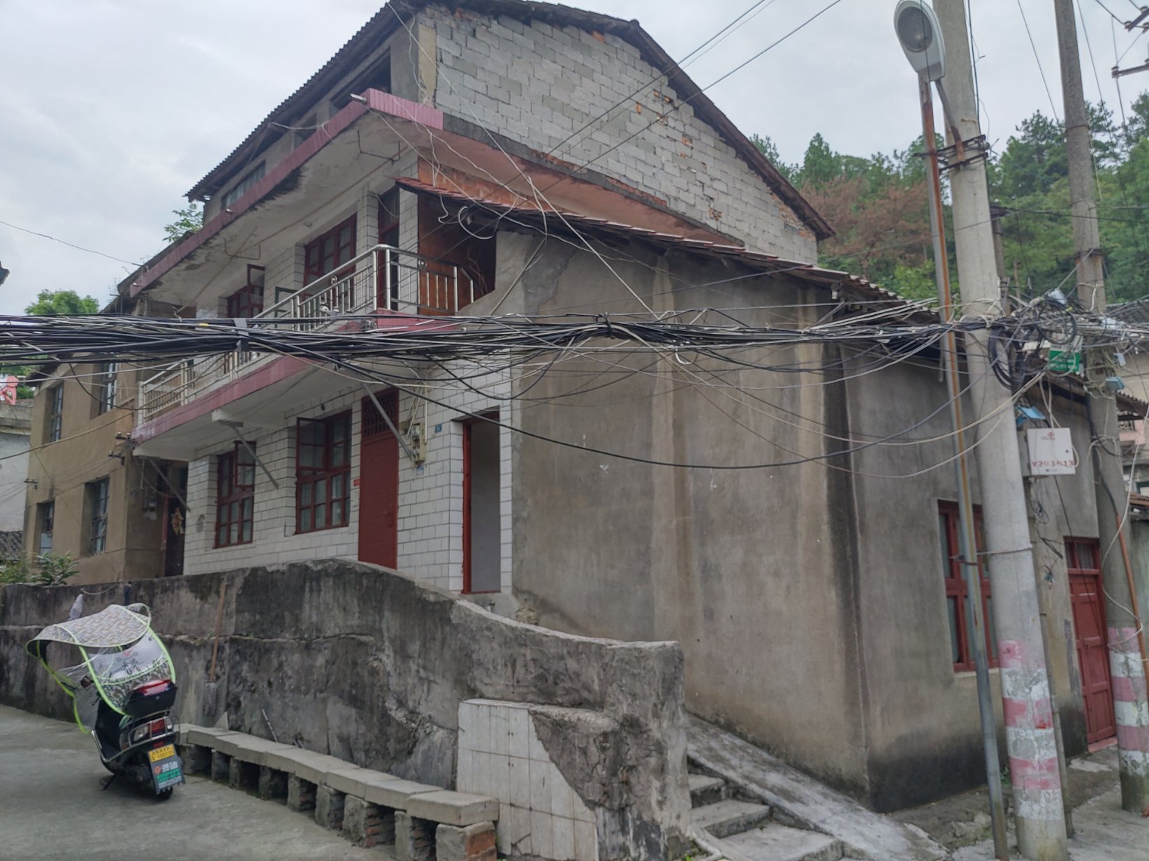 市中心散盘  5室2厅2卫    88.0万 市中心散盘  5室2厅2卫    88.0万客厅