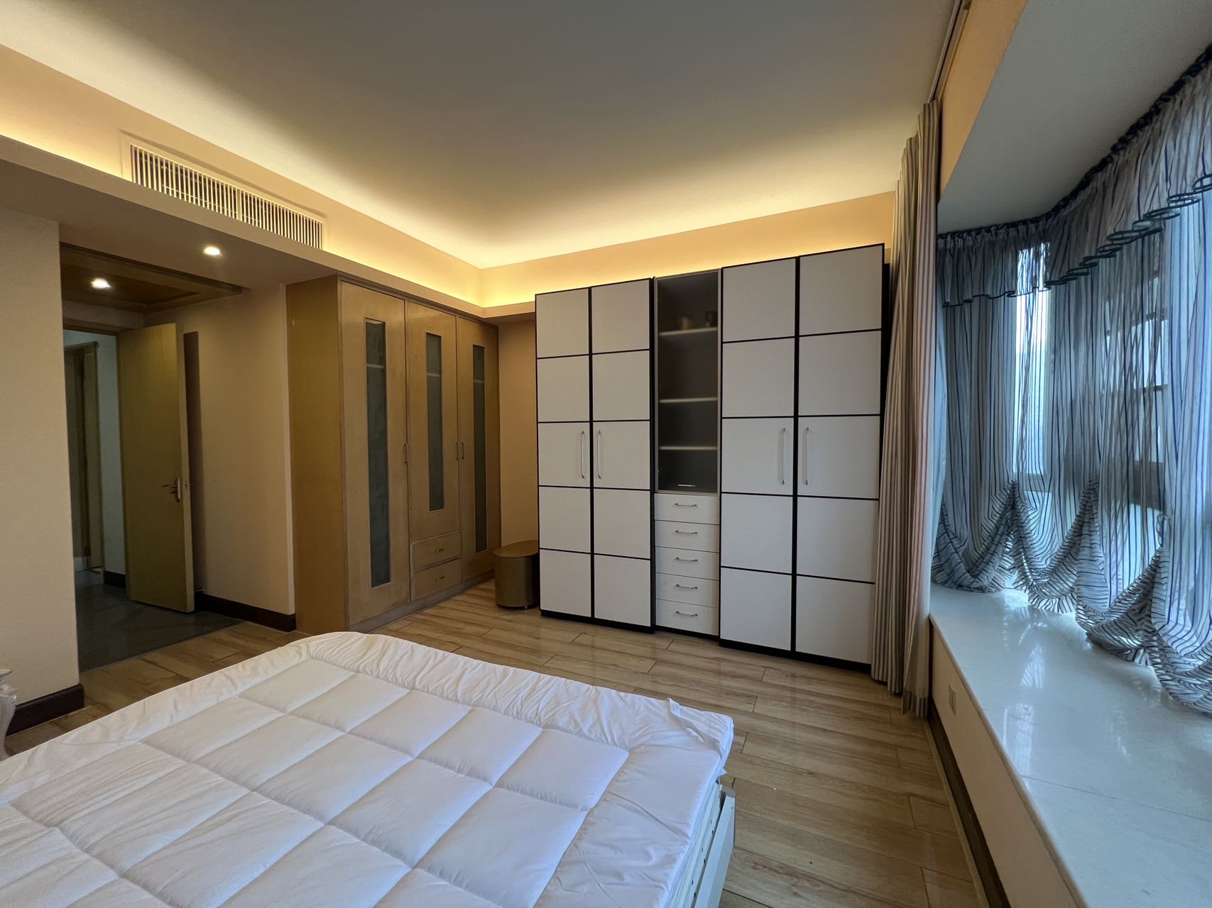 海岸壹号 4室2厅2卫 310.0万 海岸壹号 4室2厅2卫 310.0万客厅