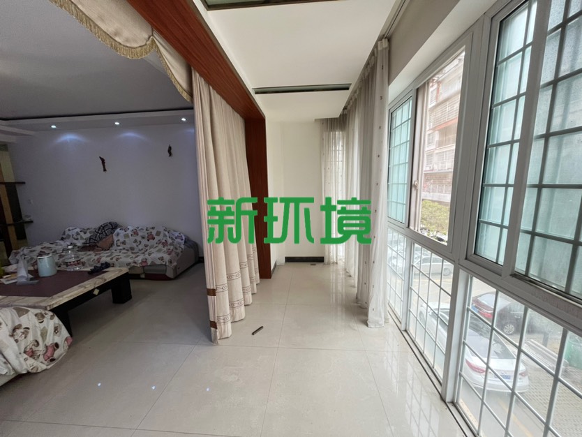 汇景名都  3室2厅2卫   70.00万客厅